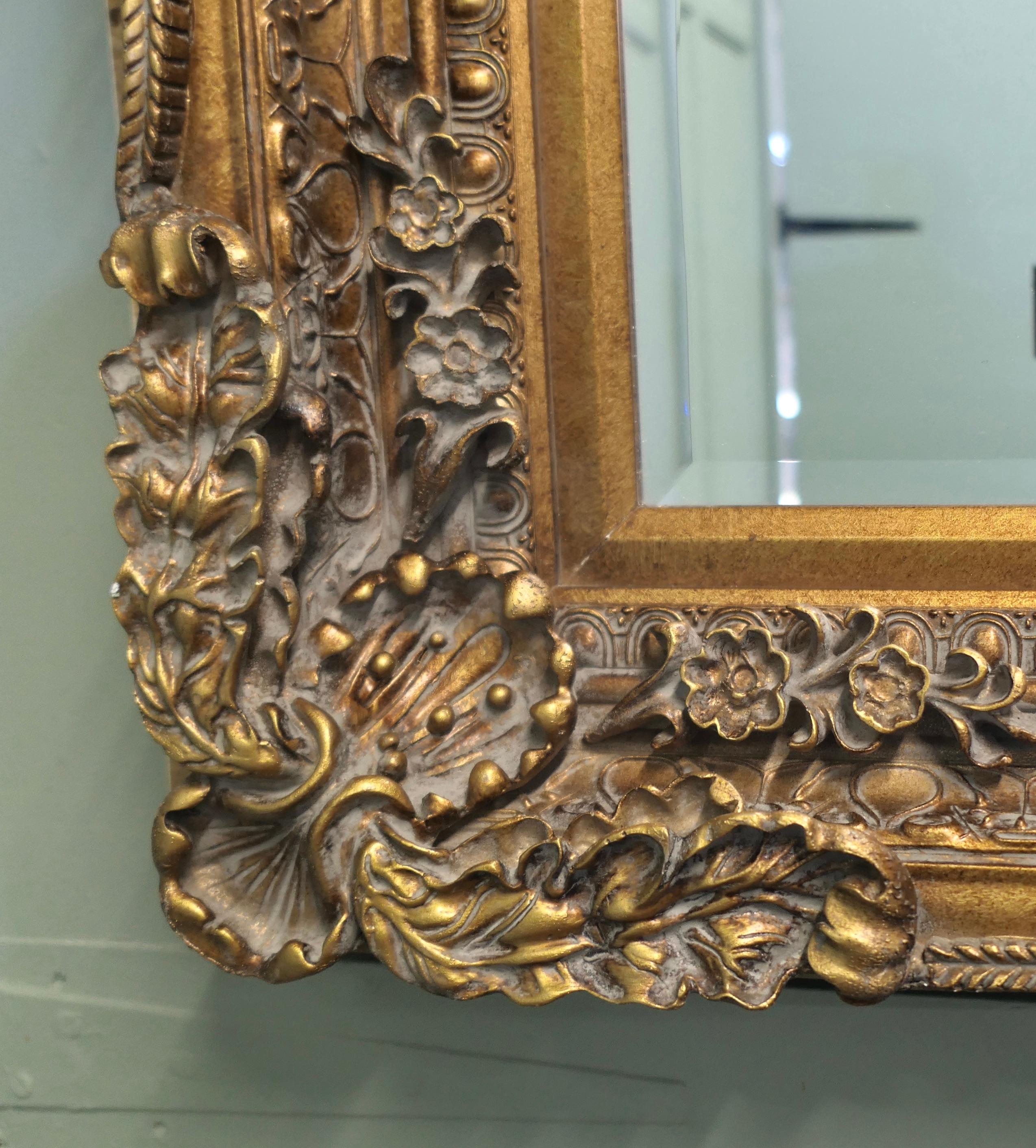 Grand miroir mural décoratif doré  Il s'agit d'un beau miroir biseauté ancien en vente 4