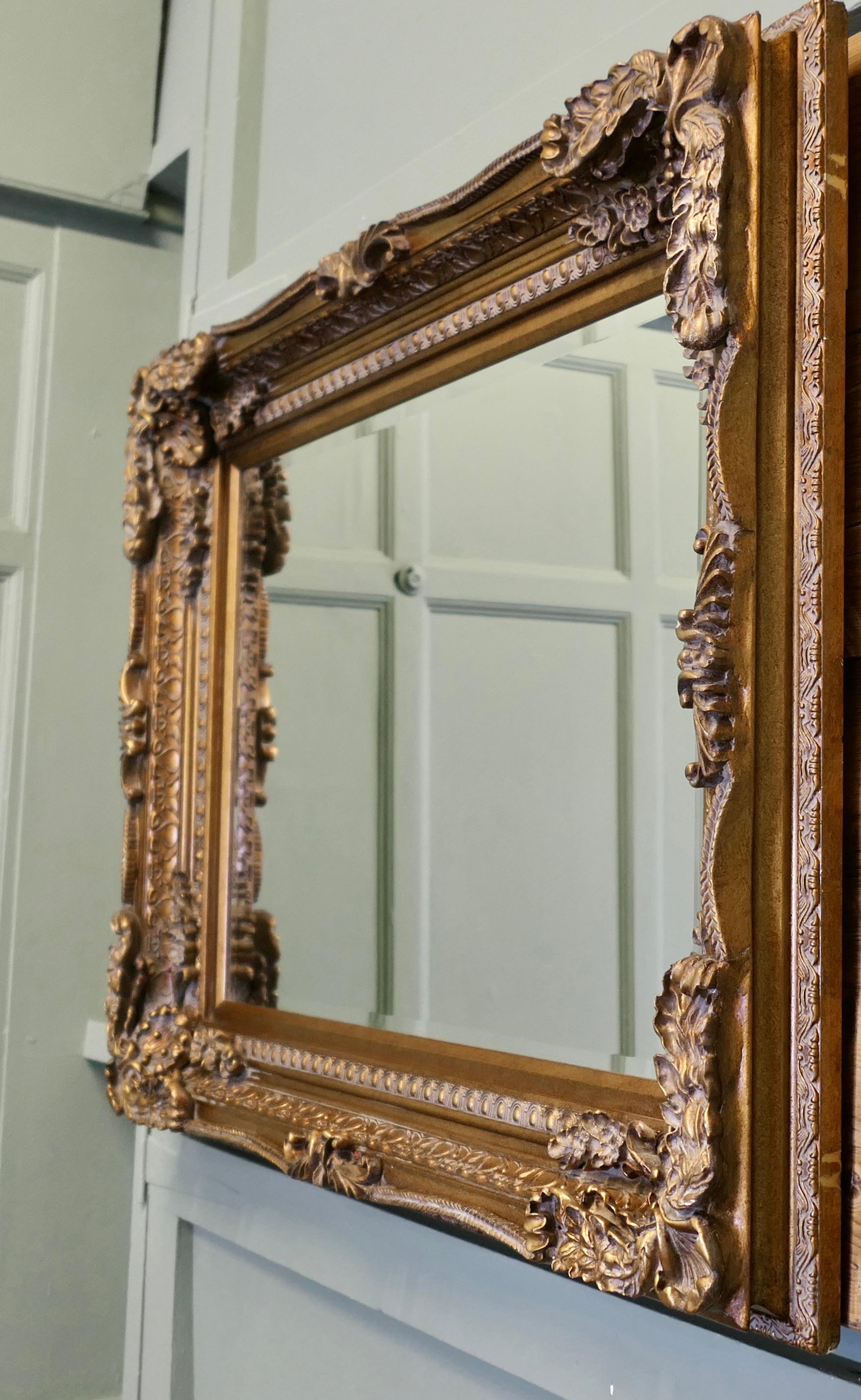Grand miroir mural décoratif doré  Il s'agit d'un beau miroir biseauté ancien en vente 5