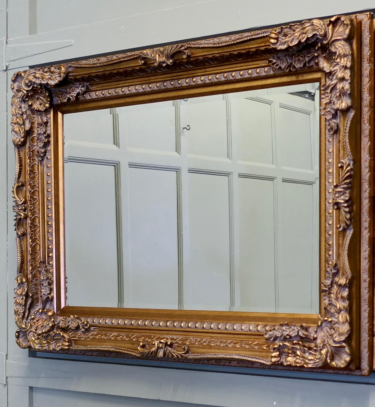 Grand miroir mural décoratif doré

Il s'agit d'un beau miroir biseauté ancien, placé dans un grand cadre décoratif doré de 5
