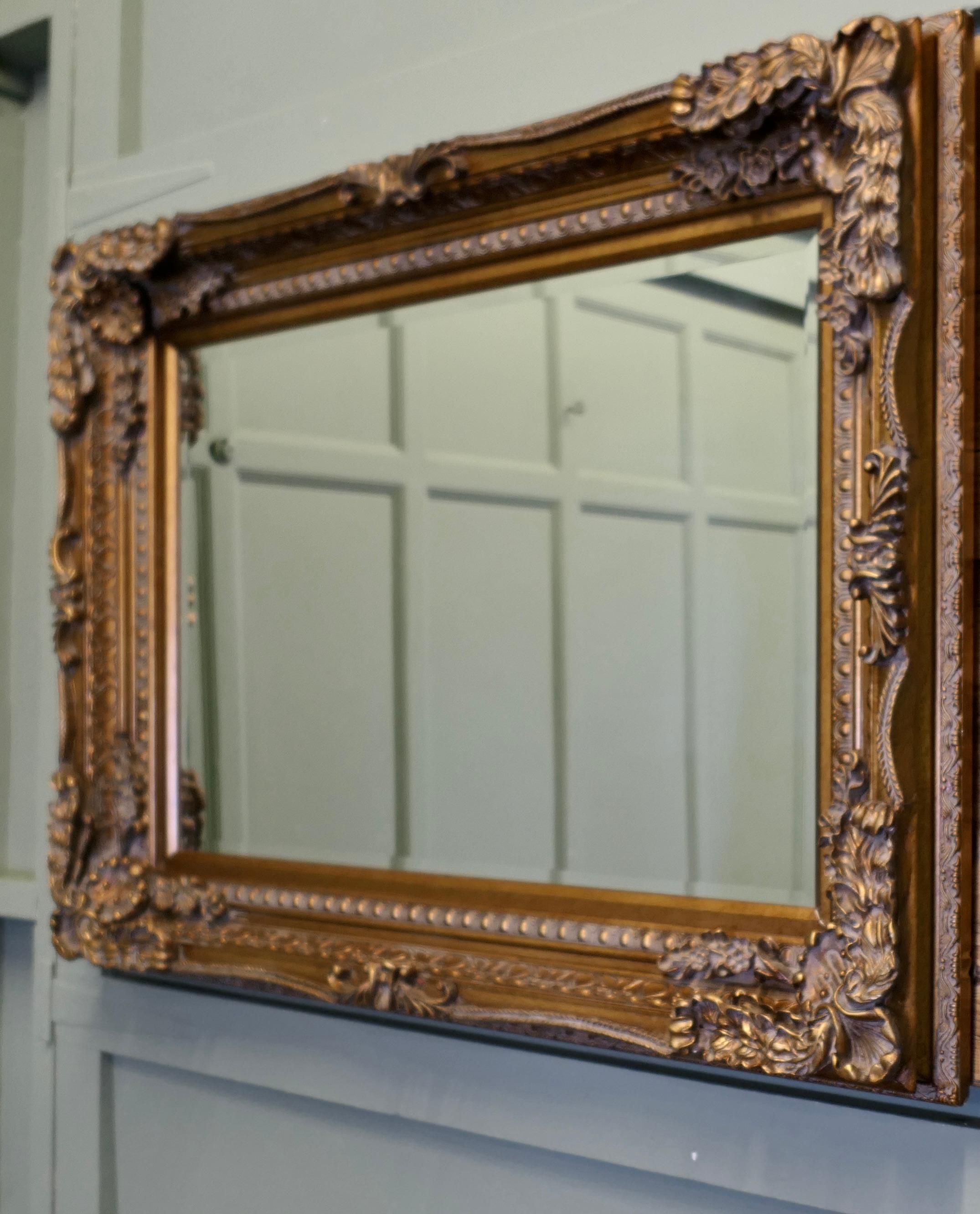 Néo-rococo Grand miroir mural décoratif doré  Il s'agit d'un beau miroir biseauté ancien en vente
