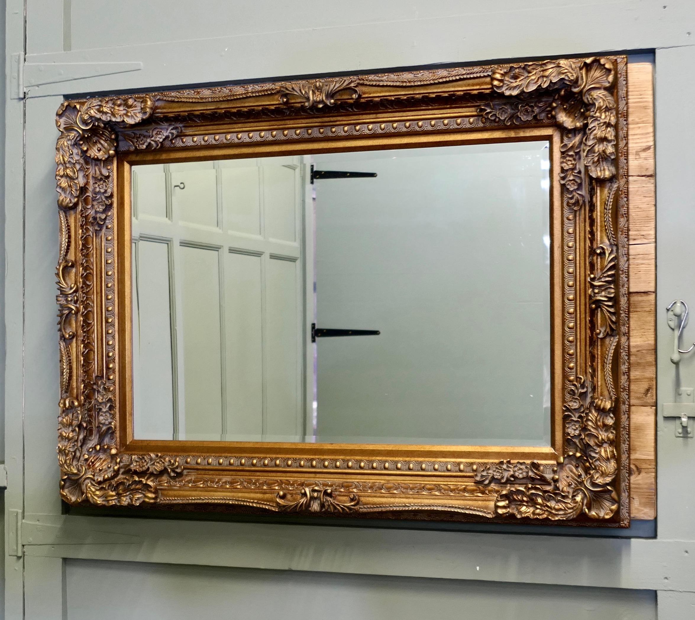 Grand miroir mural décoratif doré  Il s'agit d'un beau miroir biseauté ancien Bon état - En vente à Godshill, Isle of Wight