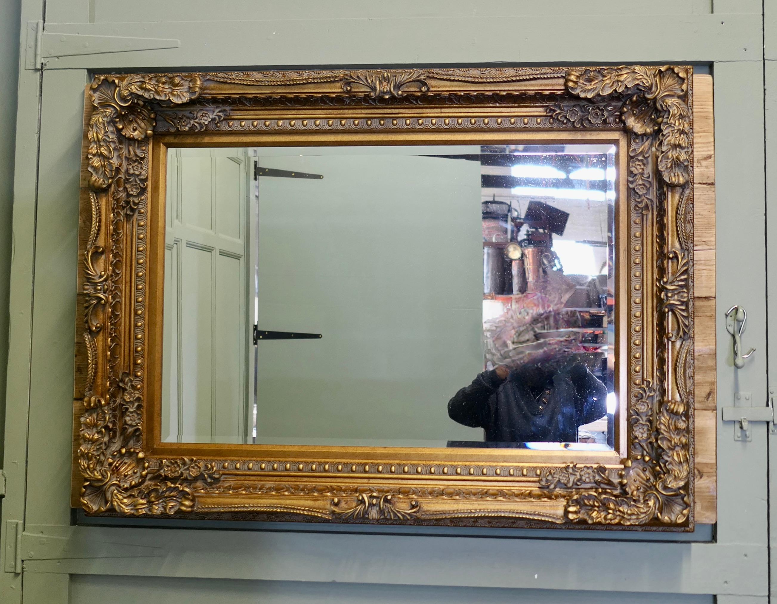 20ième siècle Grand miroir mural décoratif doré  Il s'agit d'un beau miroir biseauté ancien en vente
