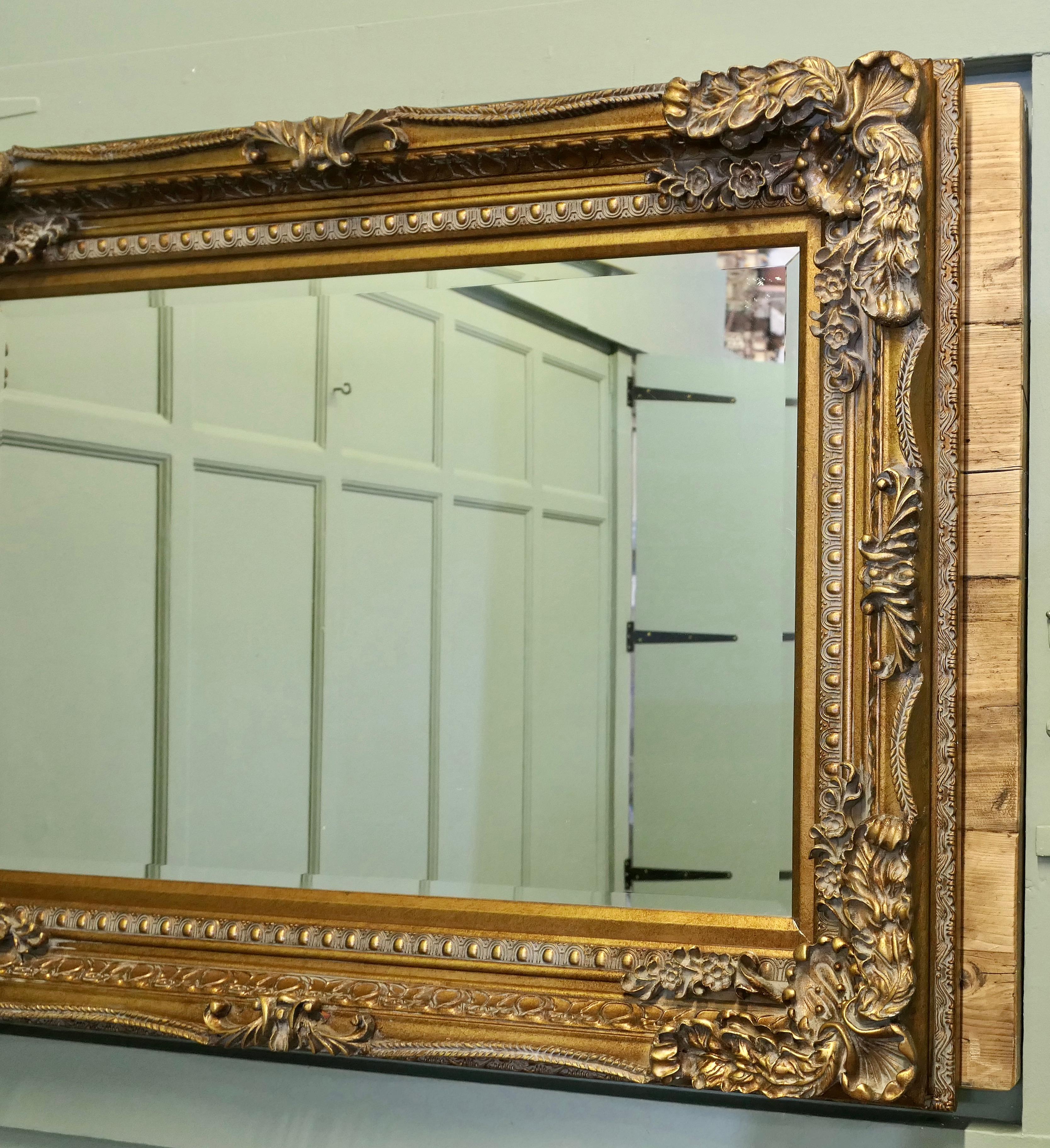 Gesso Grand miroir mural décoratif doré  Il s'agit d'un beau miroir biseauté ancien en vente