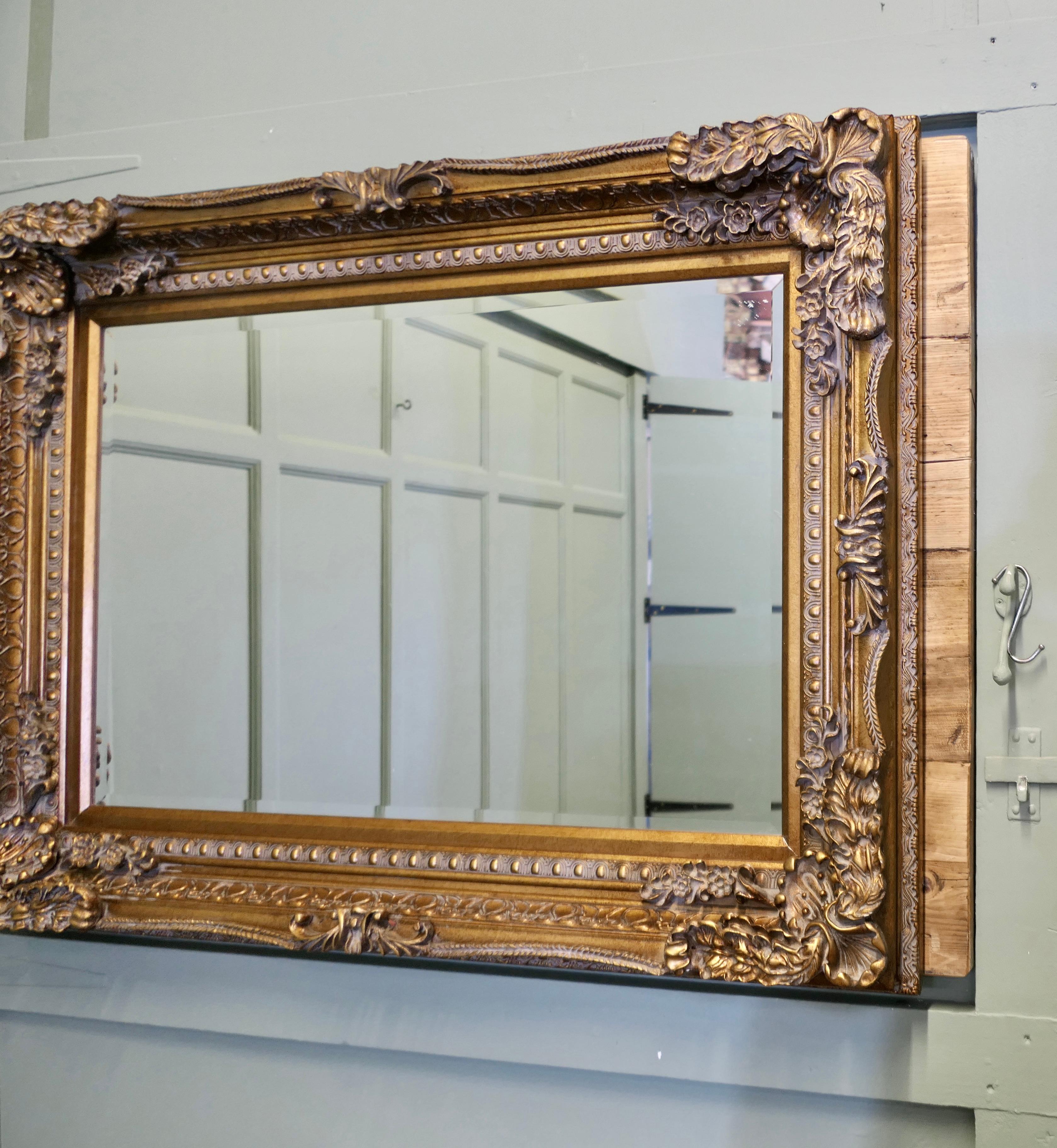 Grand miroir mural décoratif doré  Il s'agit d'un beau miroir biseauté ancien en vente 1