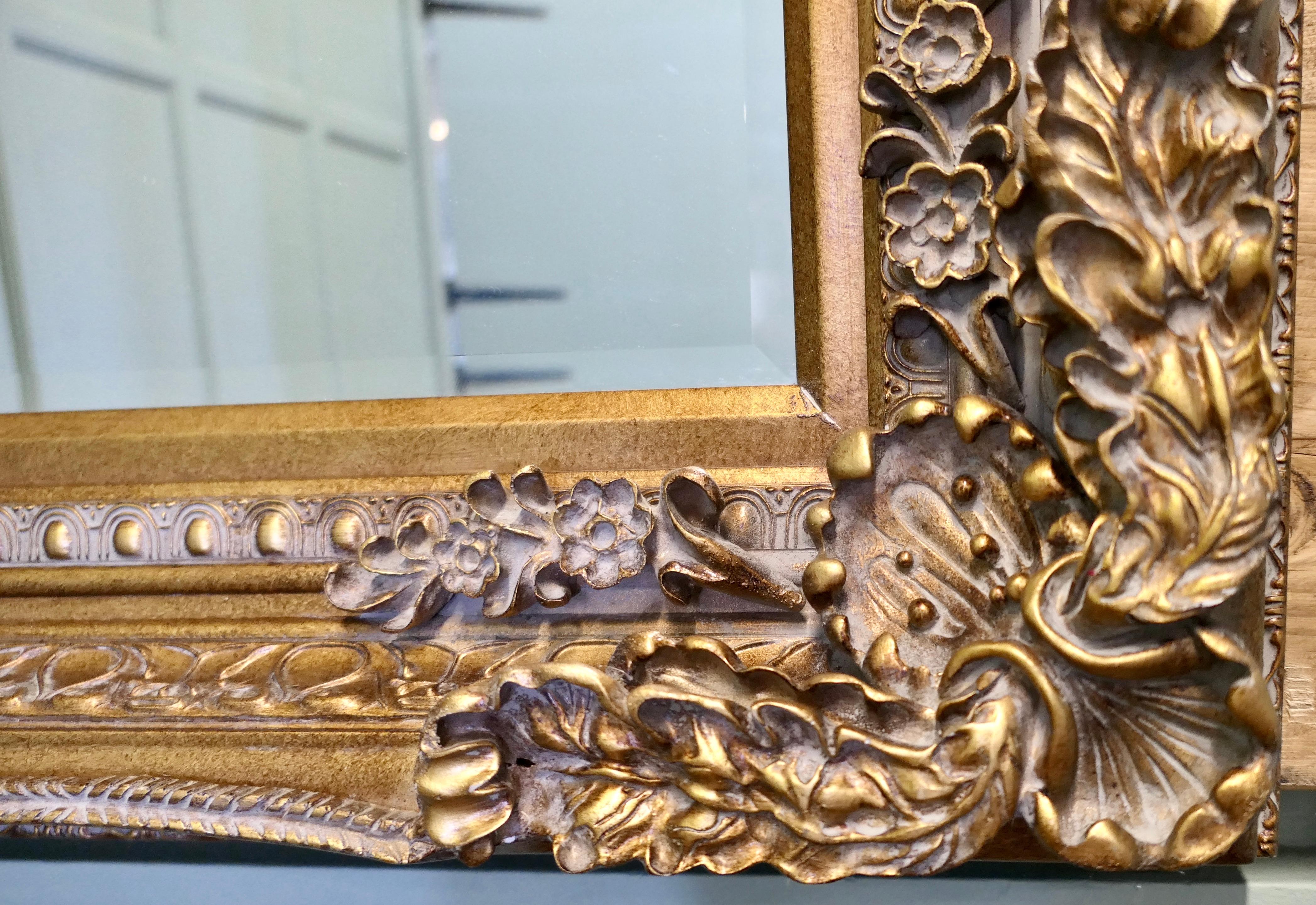 Grand miroir mural décoratif doré  Il s'agit d'un beau miroir biseauté ancien en vente 2