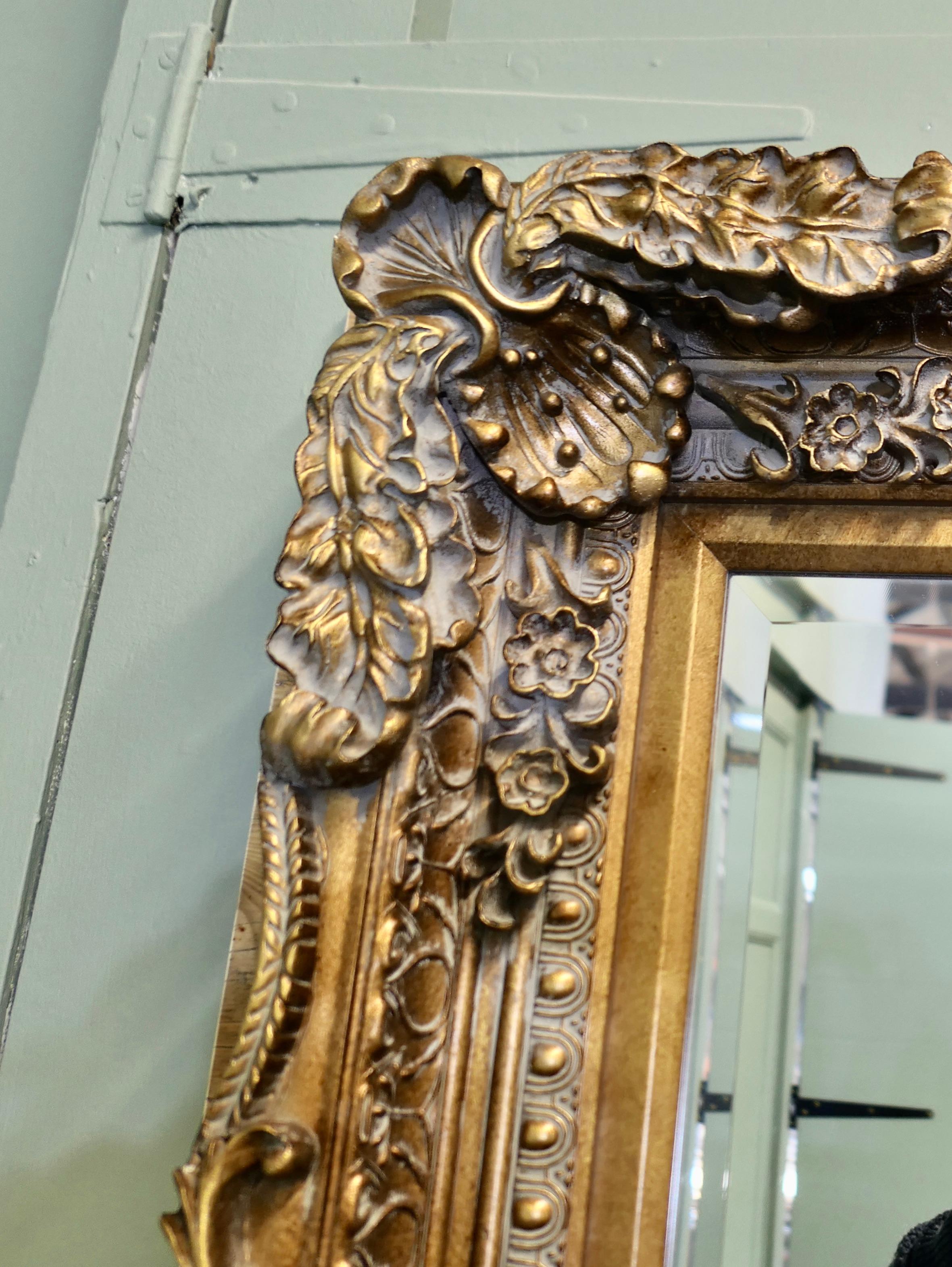 Grand miroir mural décoratif doré  Il s'agit d'un beau miroir biseauté ancien en vente 3