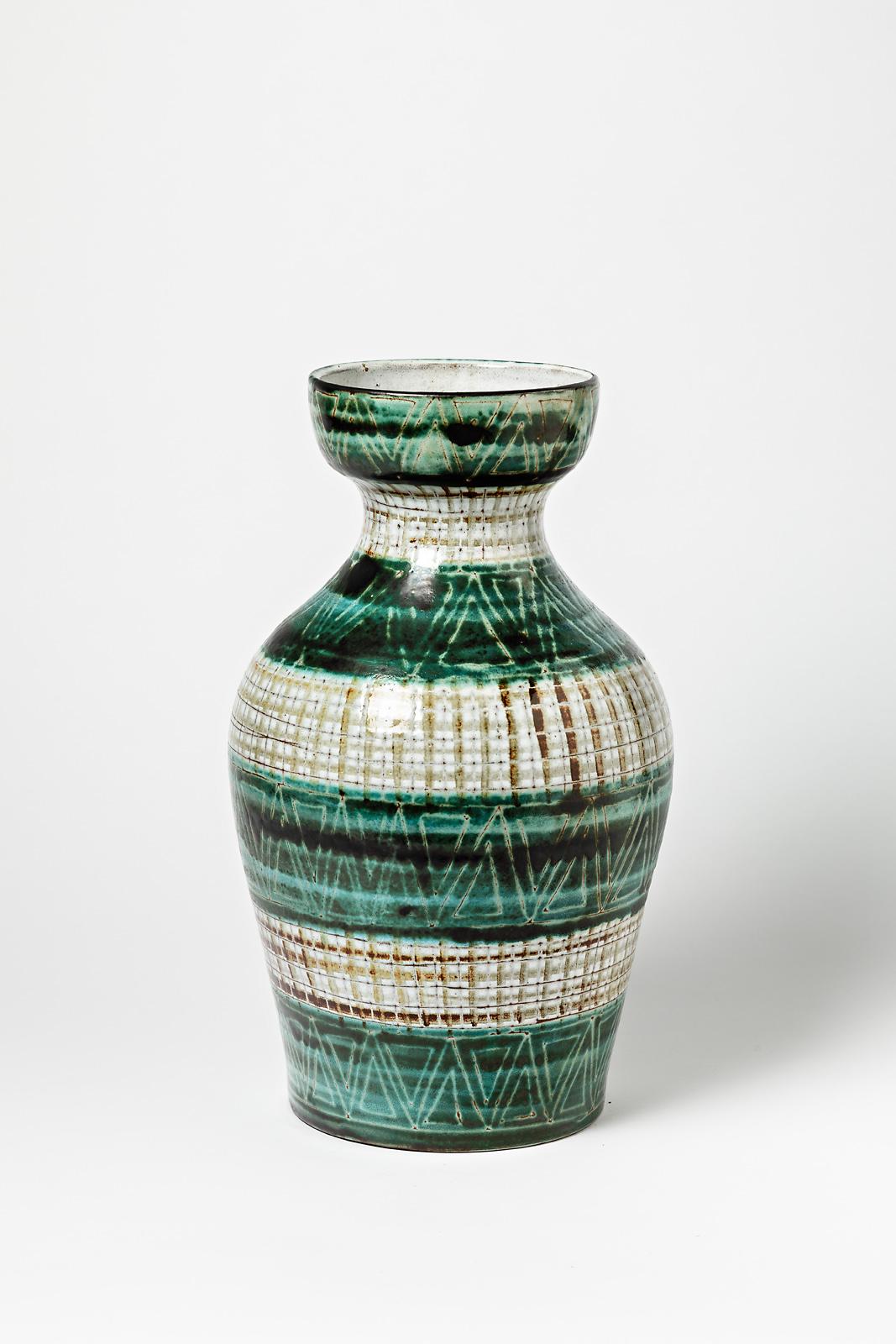 Robert Picault 

Large and decorative ceramic vase by the French artist.

Realised in Vallauris, circa 1950

Mid-20th century decorative pottery vase with white and green ceramic colors glazes and geometric decor

Signed under the
