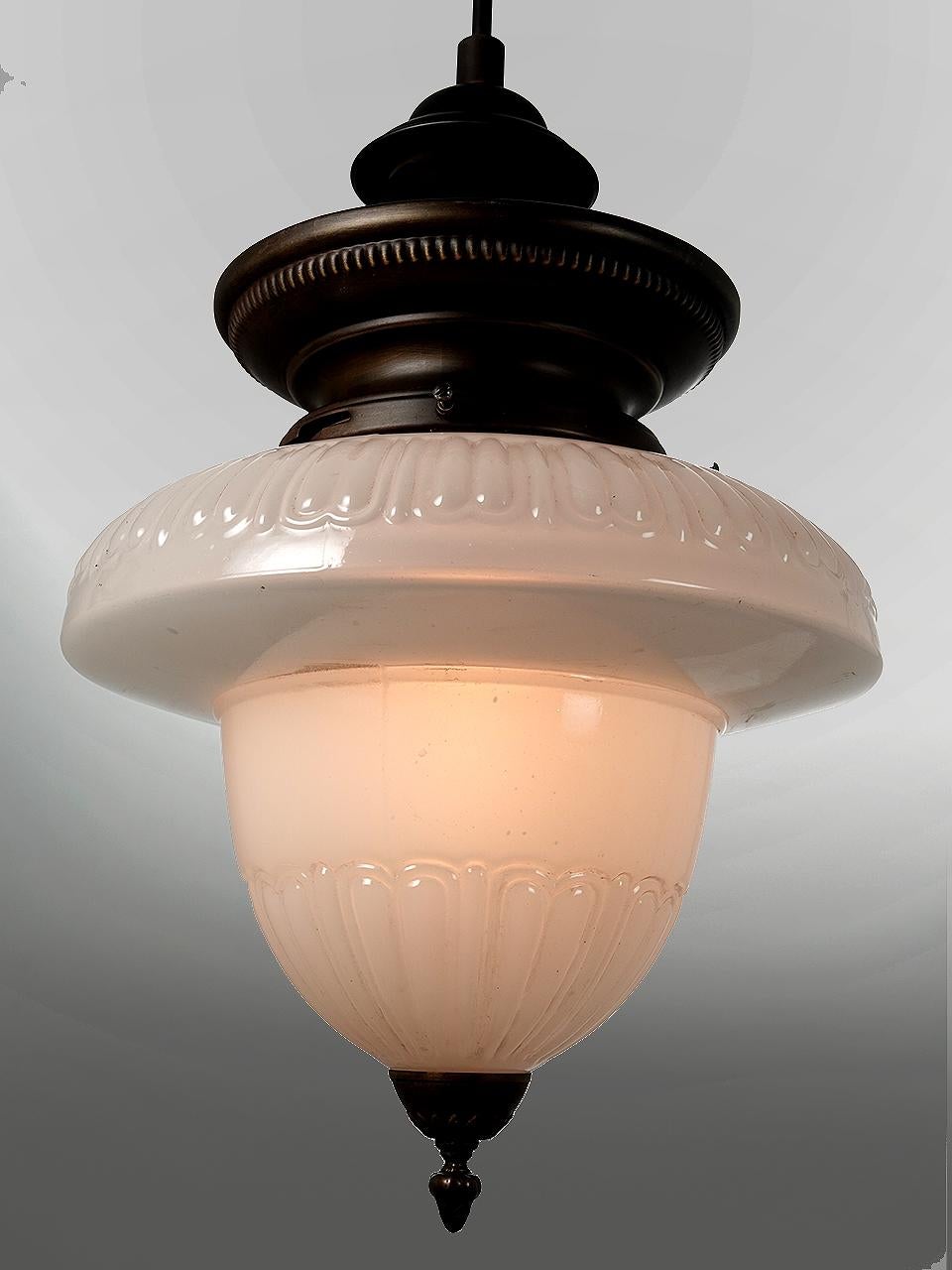 Dies ist eine signierte Humphrey-Gaslampe von 1908, die wir auf eine E26-Glühbirne umgerüstet haben. Der Milchglasschirm hat eine schöne Form, die den Messingaufsatz ergänzt. Der Schirm ist rundherum mit erhabenen Details verziert. Wir fertigen die
