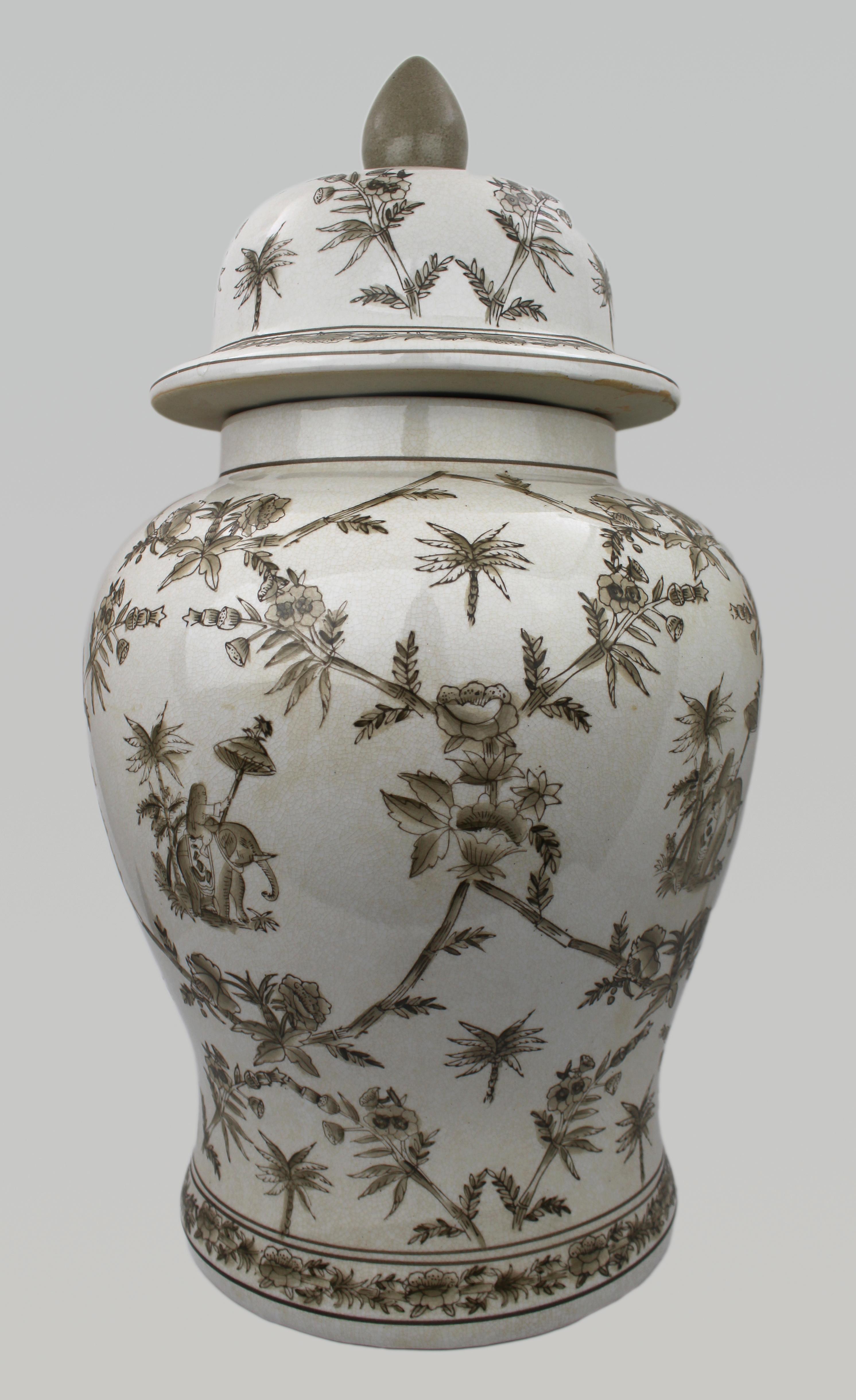 Grande jarre décorative à couvercle A Janes



Une grande jarre à couvercle en céramique de India Jane, décorée dans des tons sépia de motifs floraux, de palmiers et de personnages sur des éléphants sous des parasols. La surface est recouverte d'une