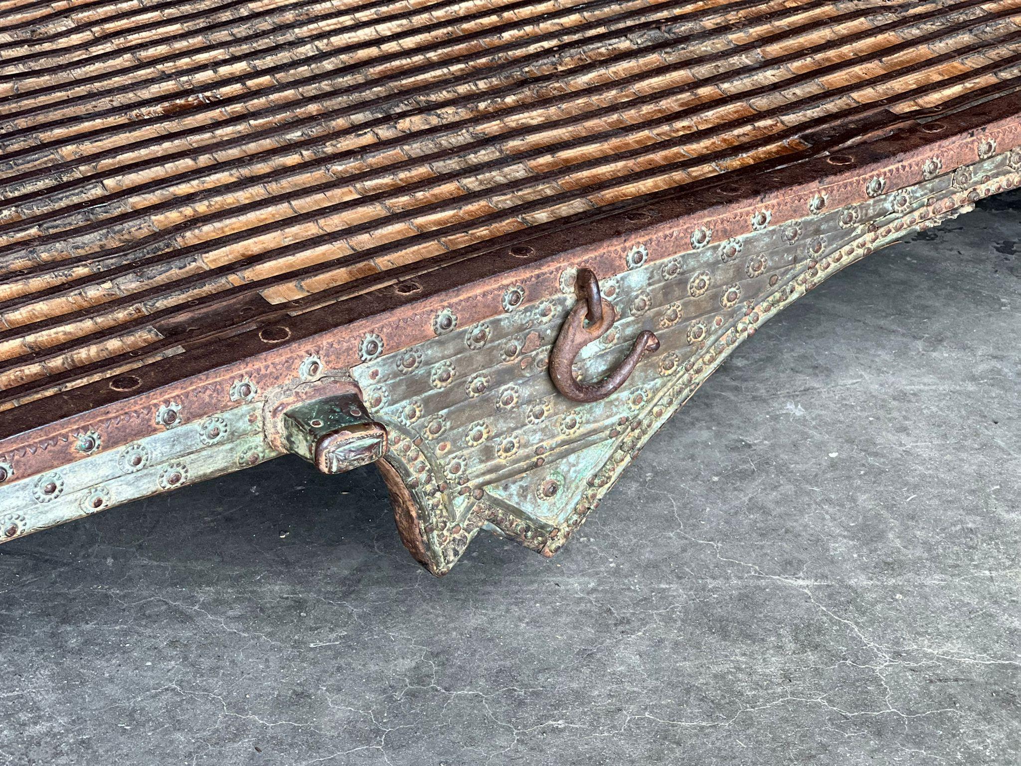 Grande table basse indienne décorative en vente 1