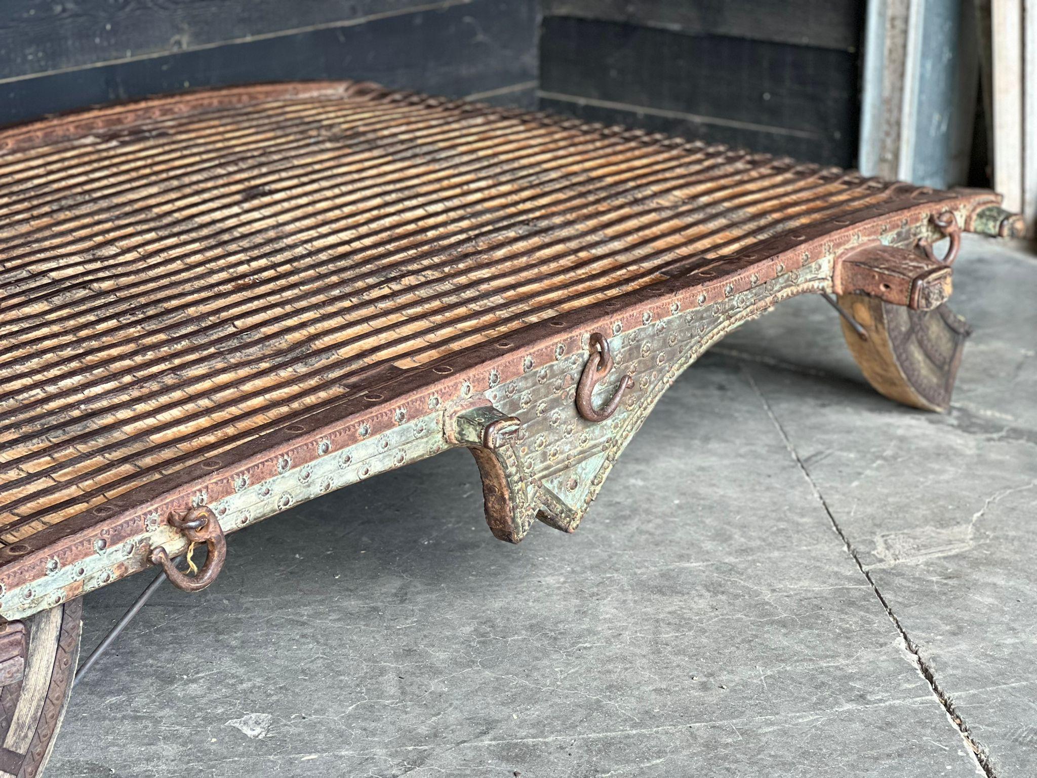 Grande table basse indienne décorative en vente 2