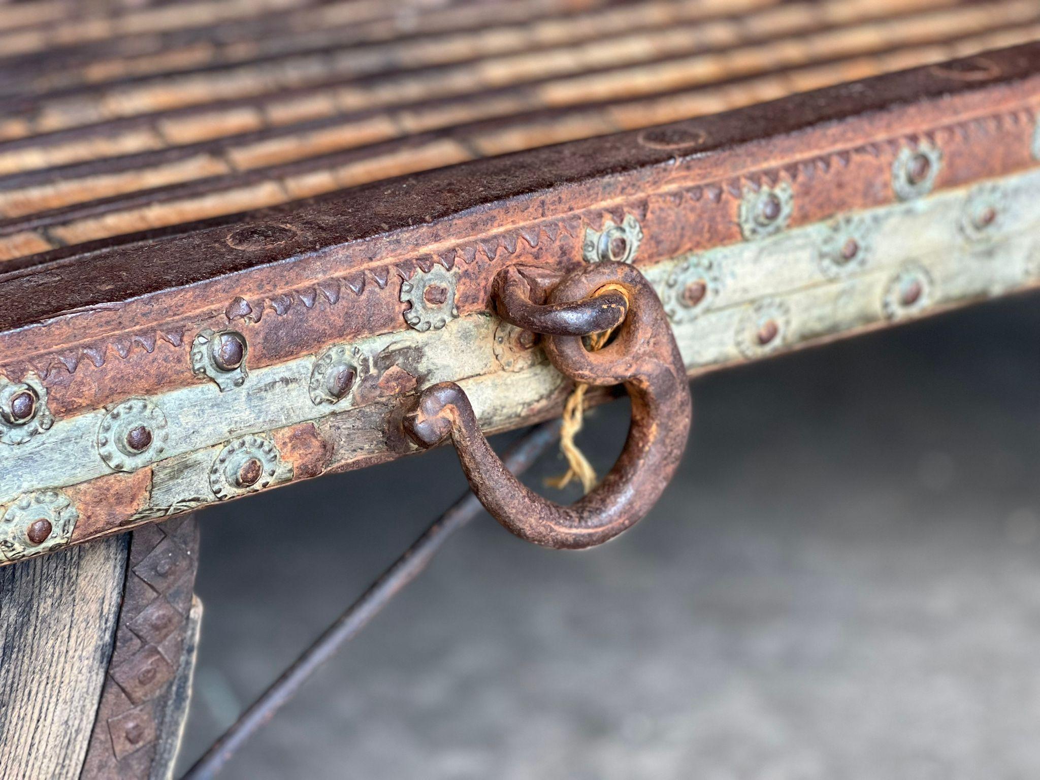 Grande table basse indienne décorative en vente 9