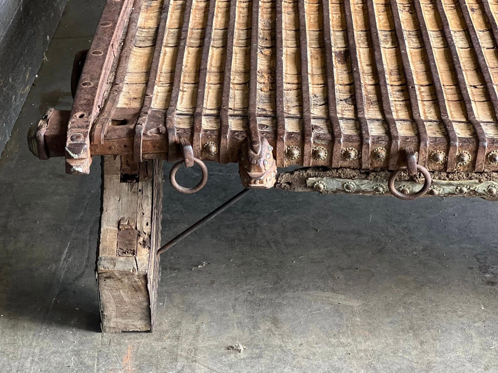 Grande table basse indienne décorative en vente 10