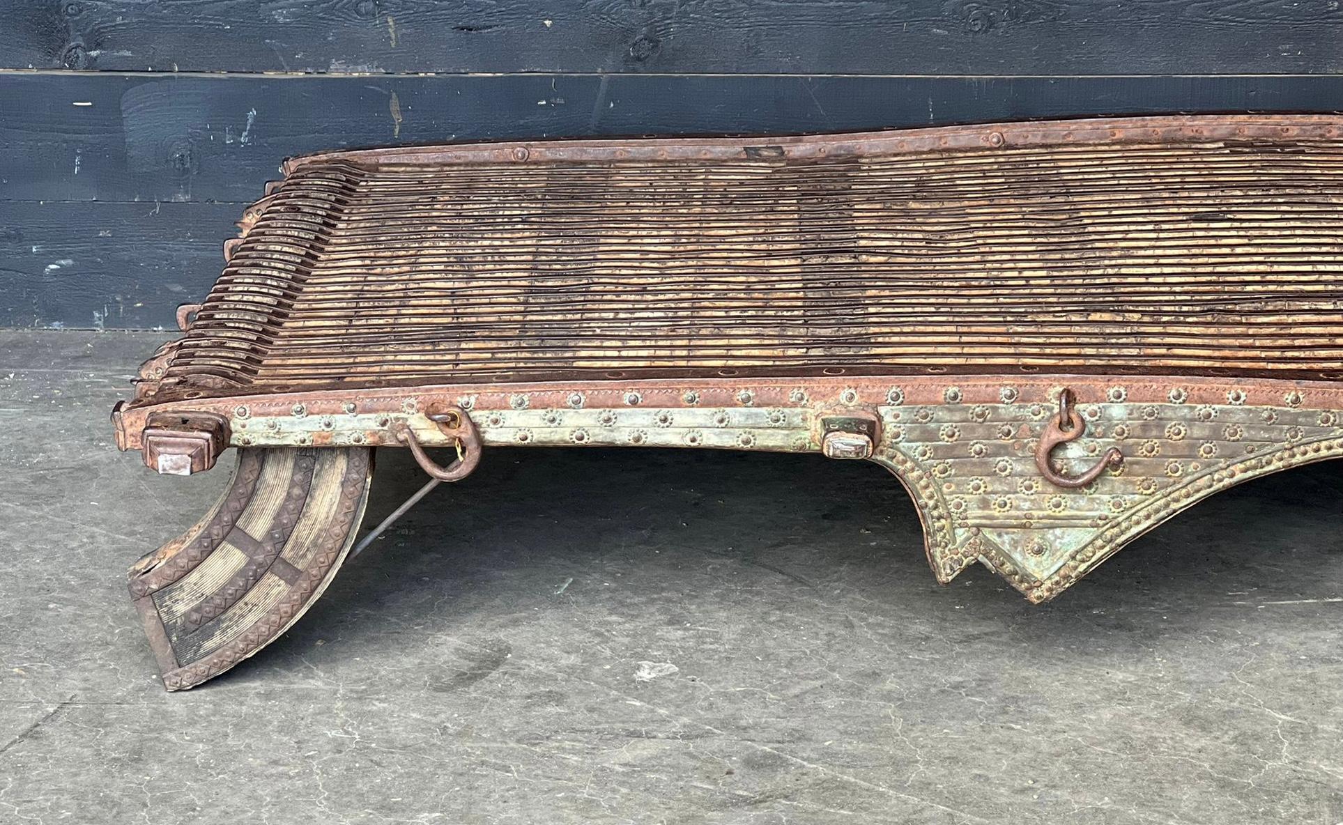 Une charmante grande table basse indienne, qui était à l'origine utilisée comme lit de jour, mais qui sert aujourd'hui d'excellente table basse très décorative. Le premier est plus grand et fait de bois dur, de fer et de bronze. Ils sont très