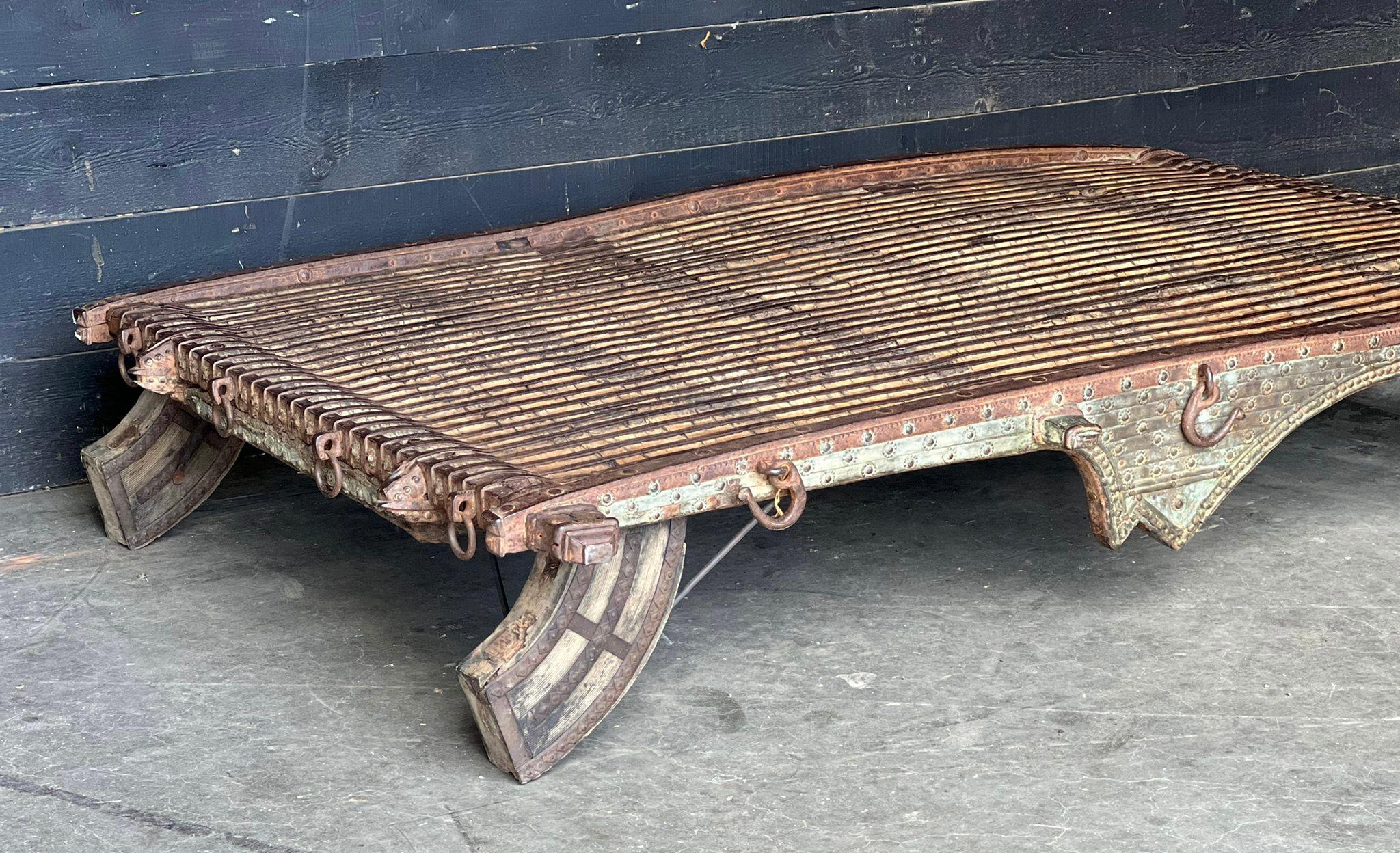 Indien Grande table basse indienne décorative en vente
