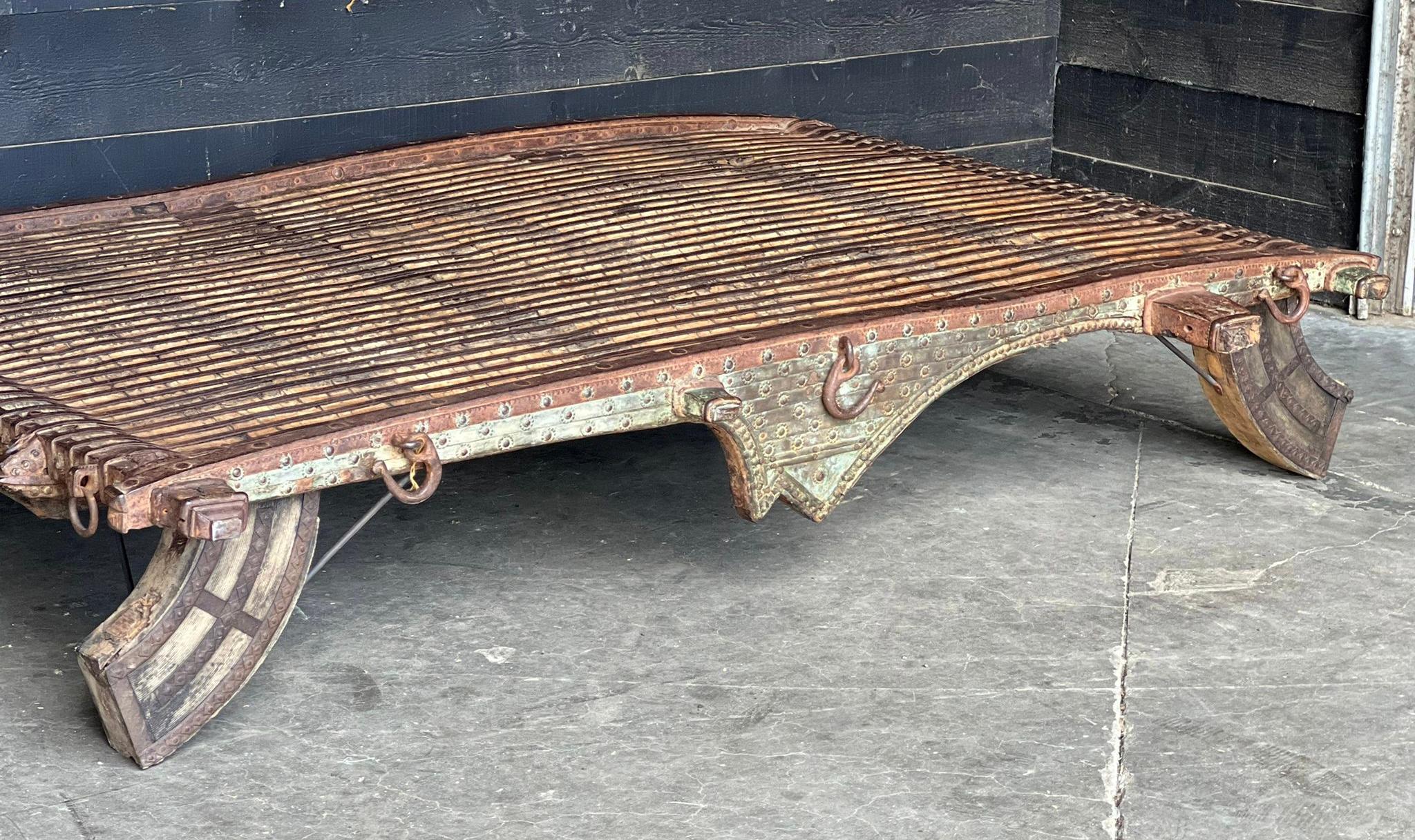 Grande table basse indienne décorative Bon état - En vente à Seaford, GB
