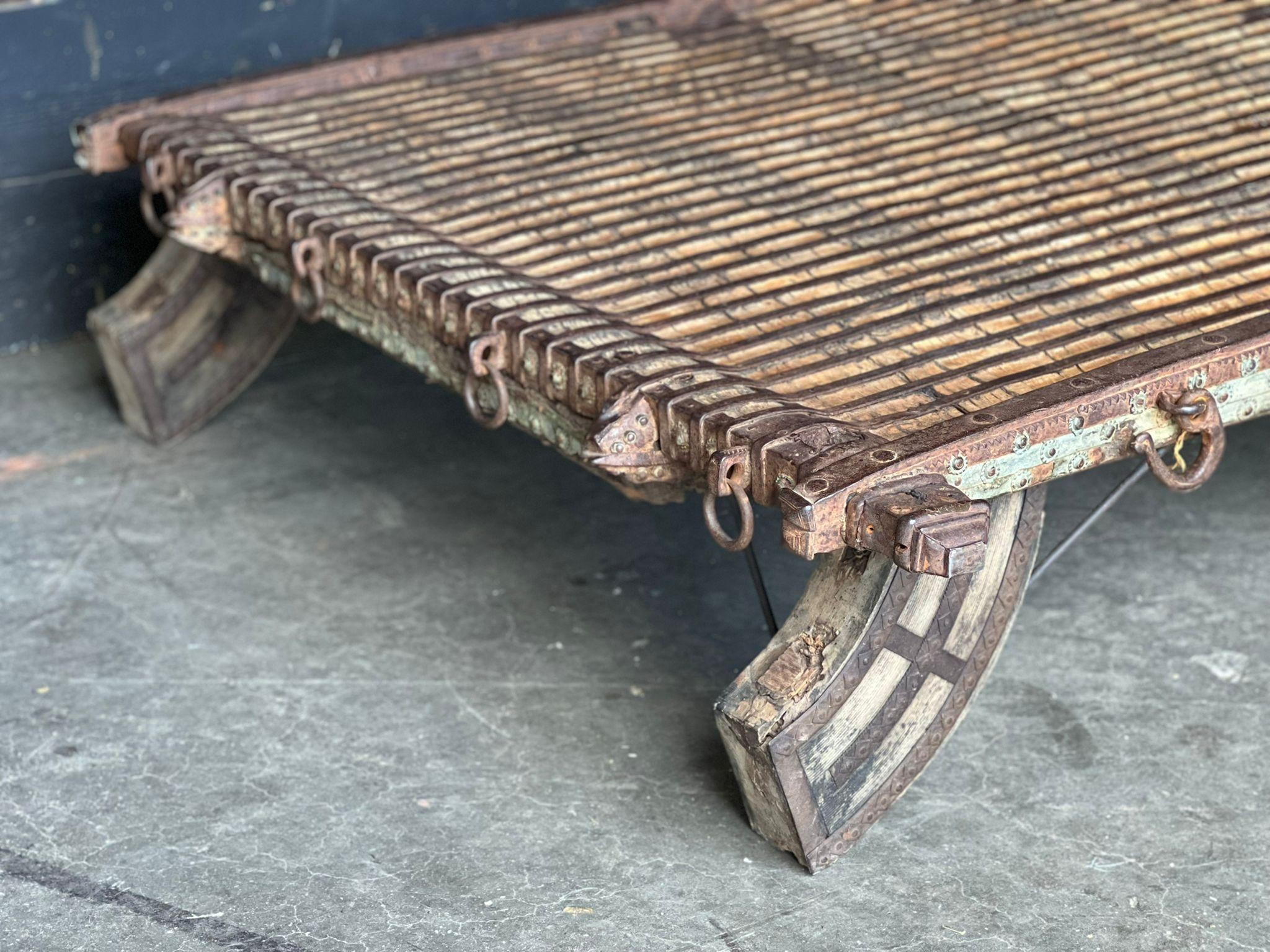 Début du 20ème siècle Grande table basse indienne décorative en vente