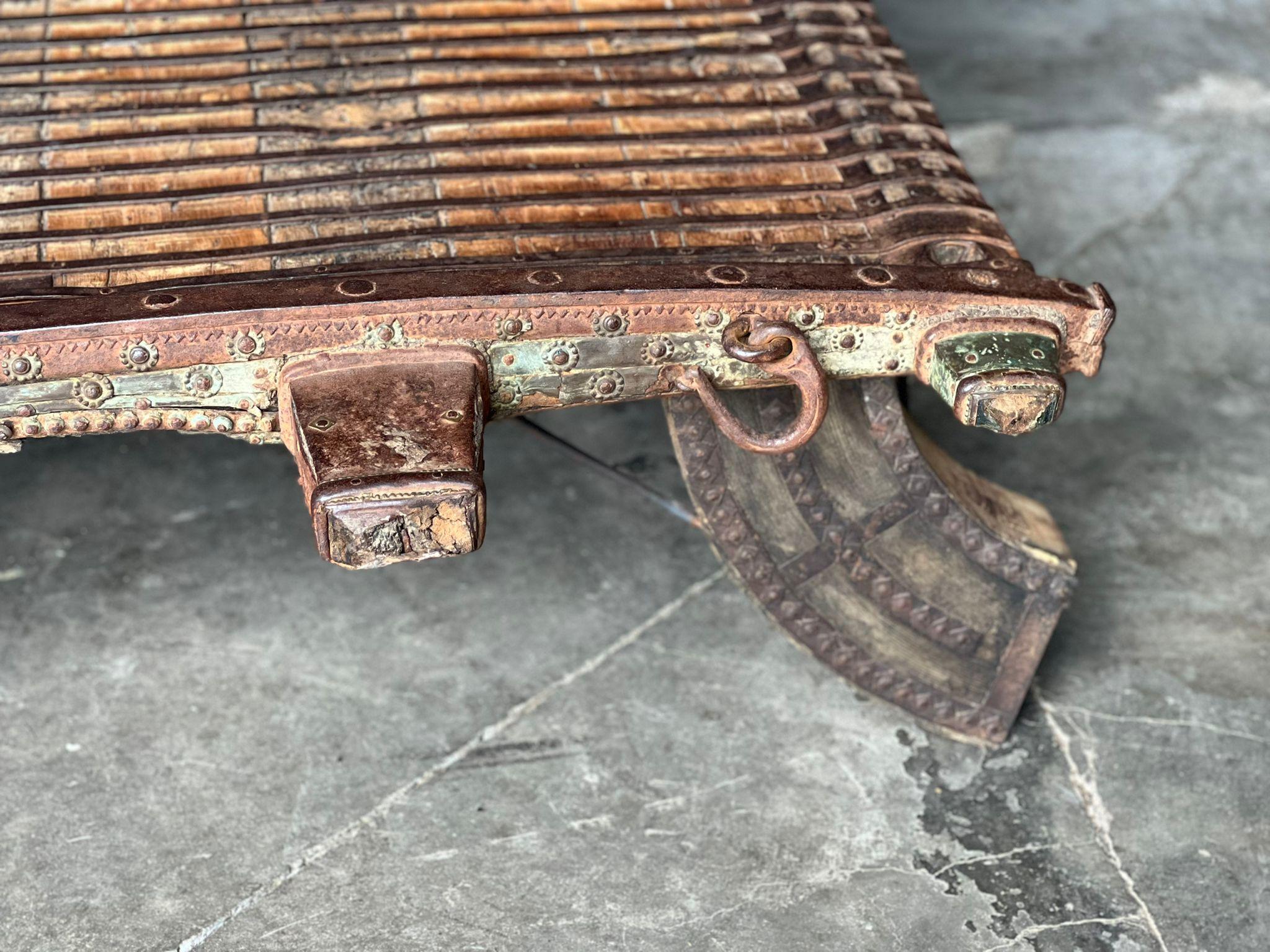 Bois de feuillus Grande table basse indienne décorative en vente