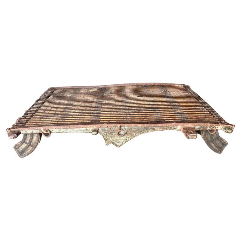 Grande table basse indienne décorative En vente sur 1stDibs