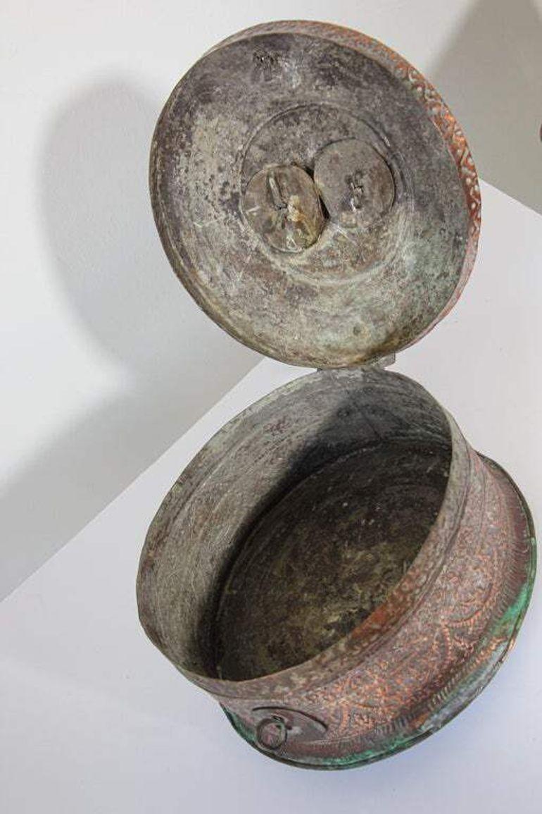 Ancienne boîte moghole ronde d'Asie du Sud en cuivre teinté avec couvercle Inde 19ème siècle en vente 2