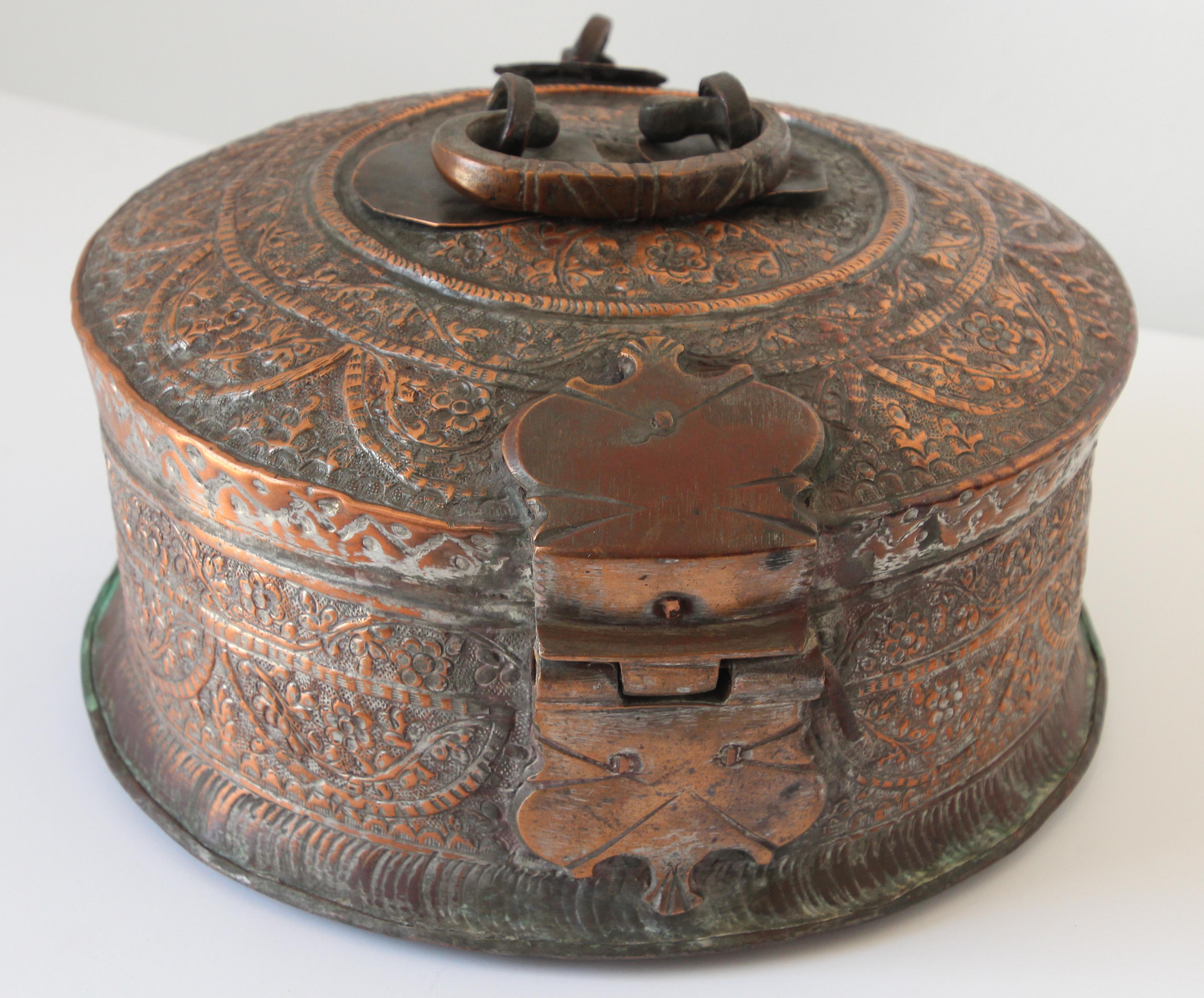 Grande boîte ronde décorative indienne moghole en cuivre avec couvercle en vente 3