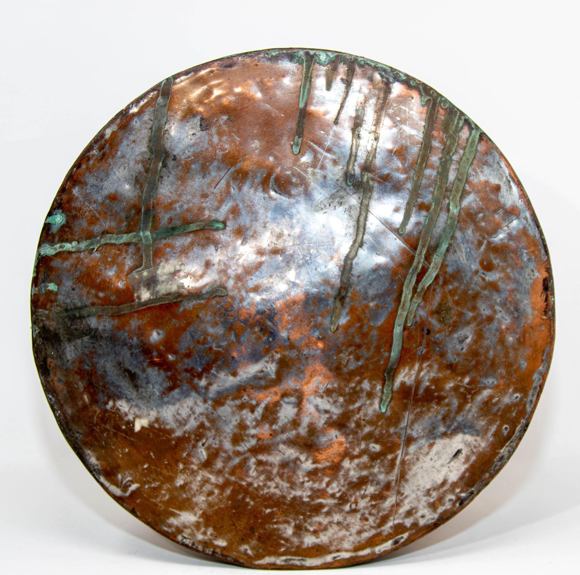 Ancienne boîte moghole ronde d'Asie du Sud en cuivre teinté avec couvercle Inde 19ème siècle en vente 3