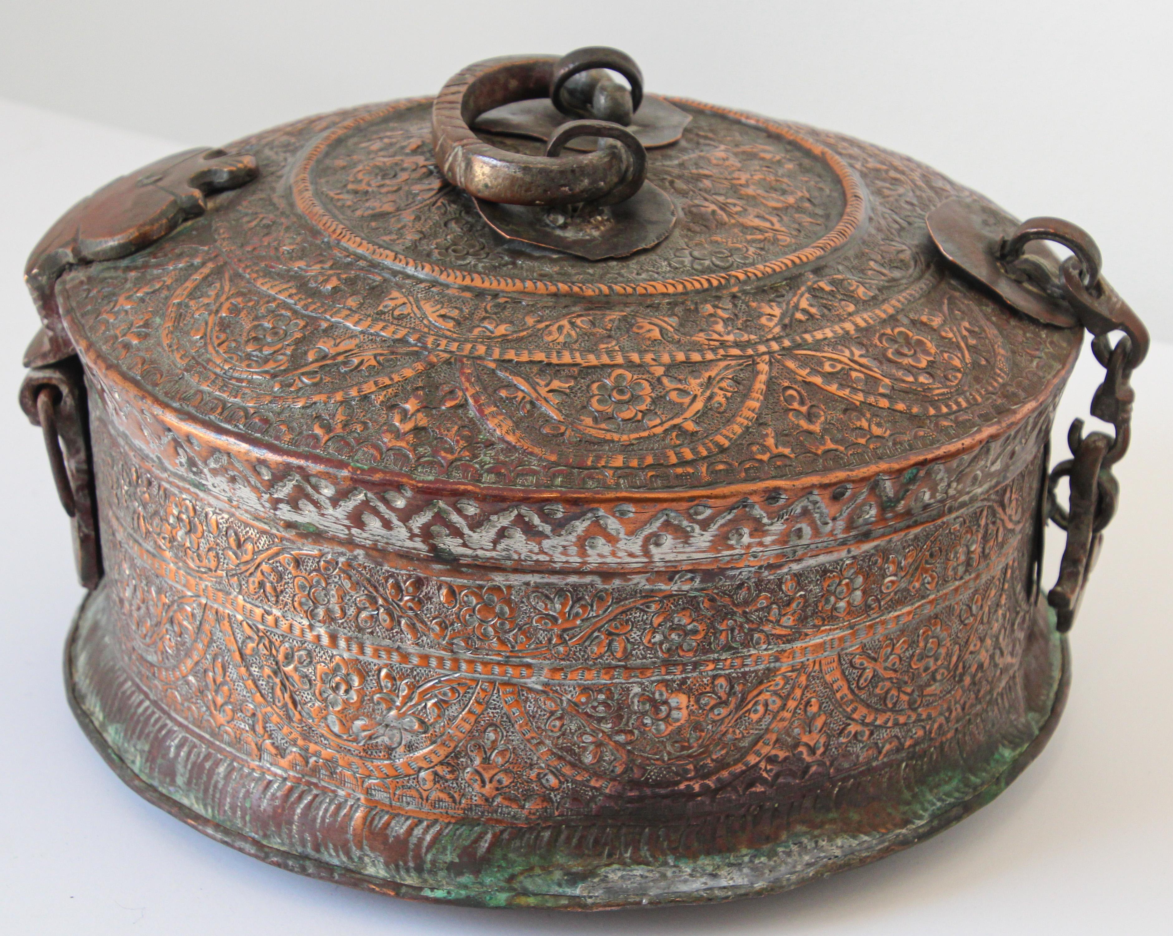 Large Decorative Indian Mughal Round Copper Box with Lid For Sale 4