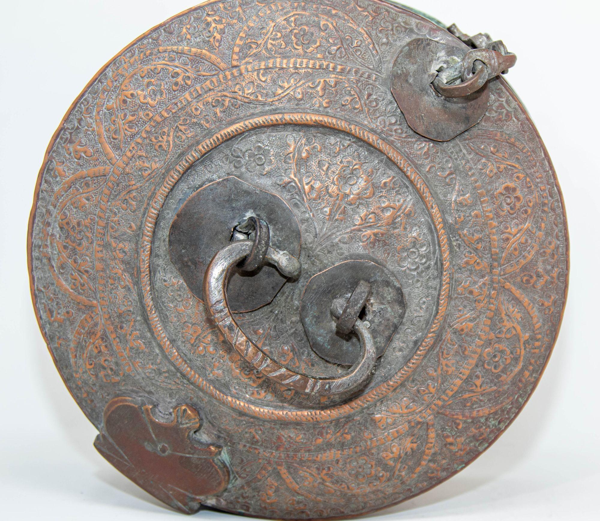 Ancienne boîte moghole ronde d'Asie du Sud en cuivre teinté avec couvercle Inde 19ème siècle en vente 4