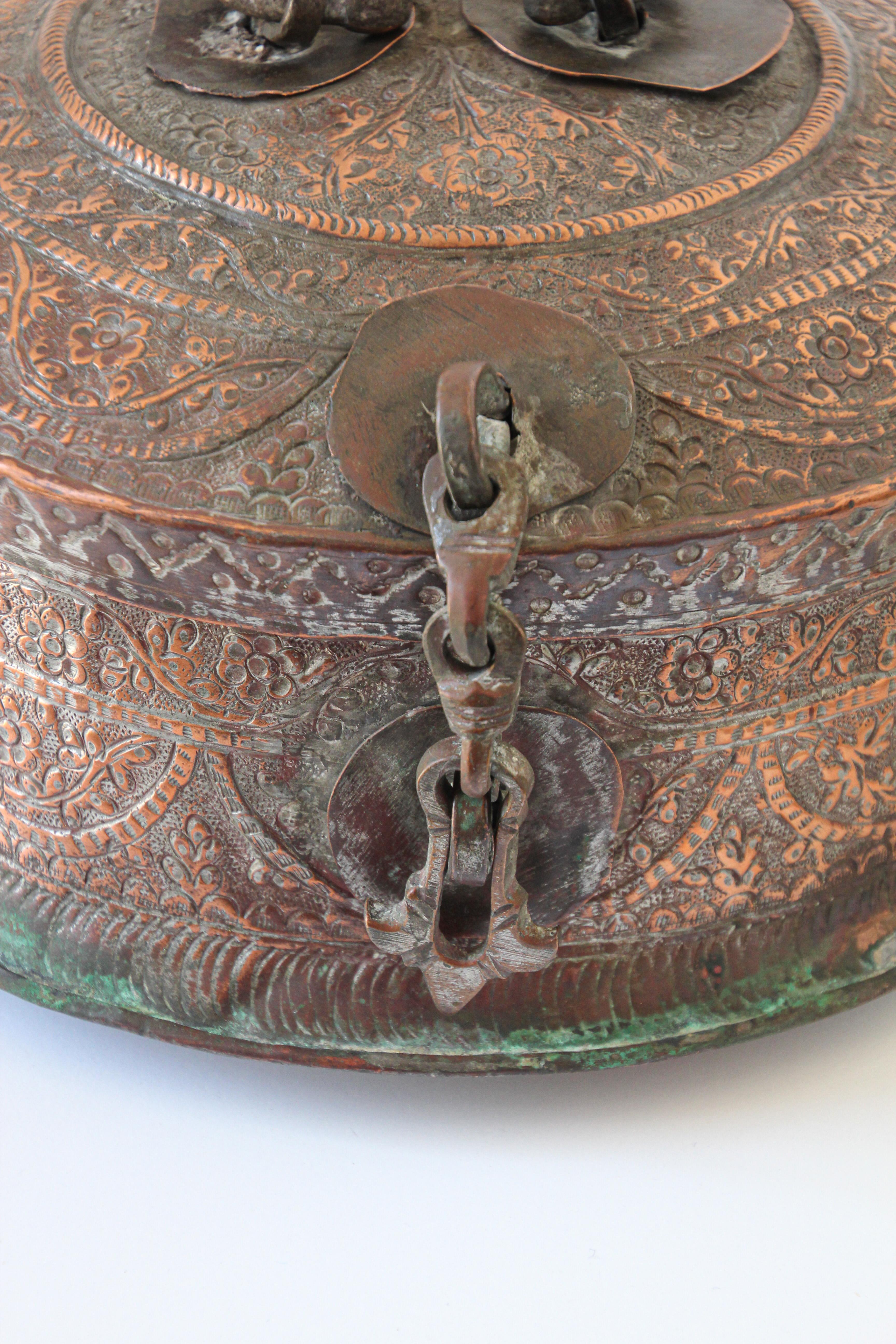 Grande boîte ronde décorative indienne moghole en cuivre avec couvercle en vente 5