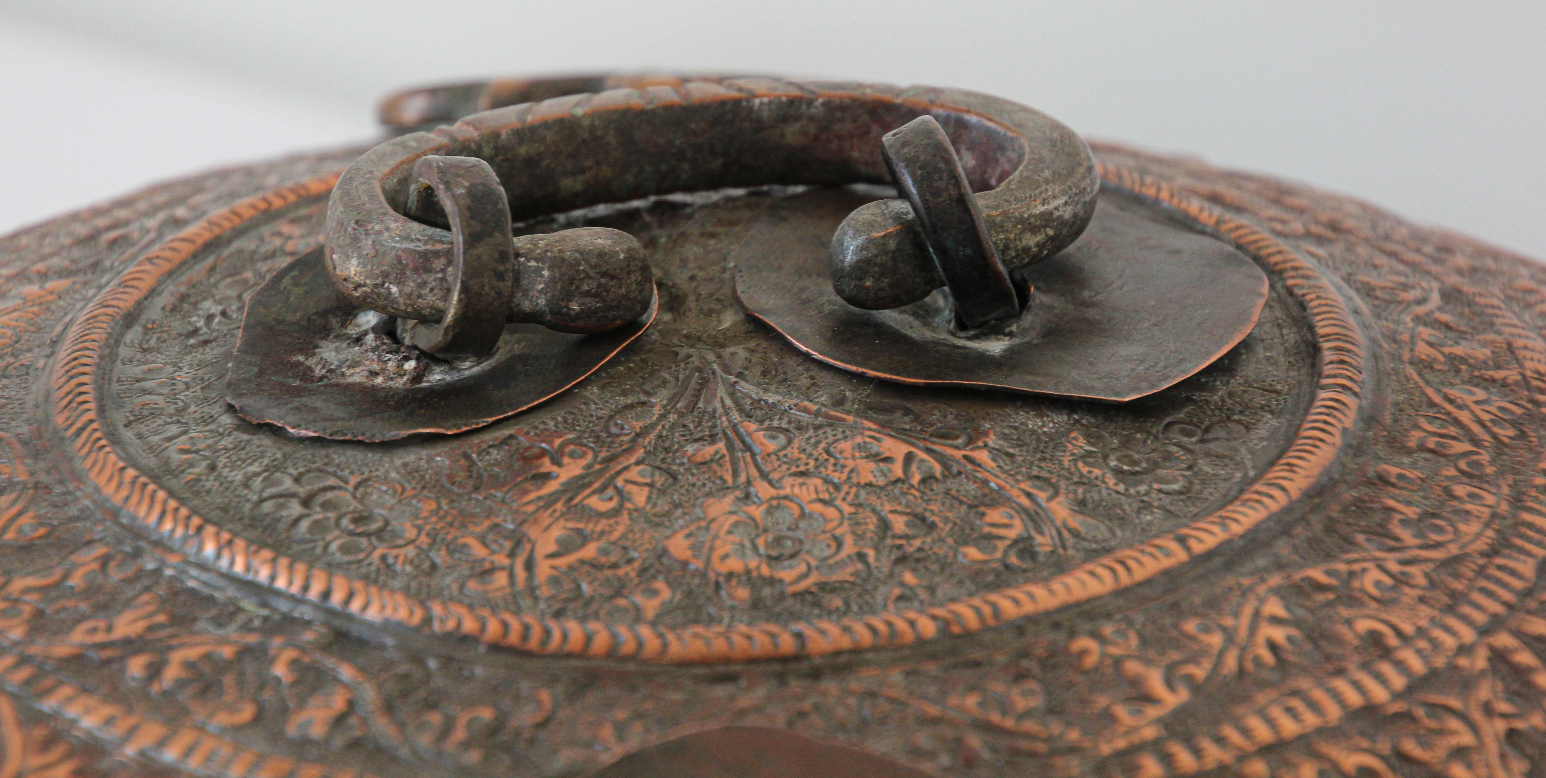 Grande boîte ronde décorative indienne moghole en cuivre avec couvercle en vente 6
