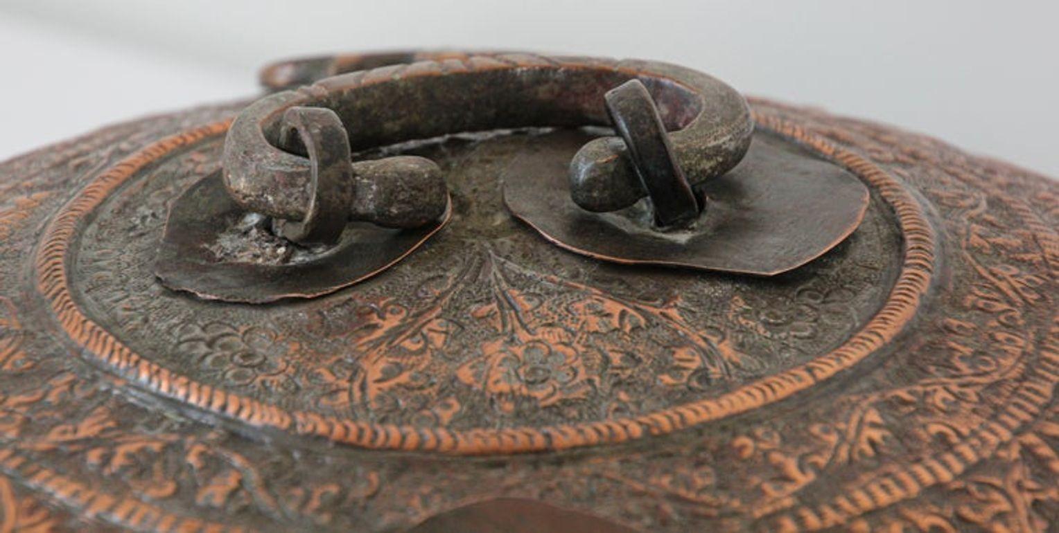 Ancienne boîte moghole ronde d'Asie du Sud en cuivre teinté avec couvercle Inde 19ème siècle en vente 7