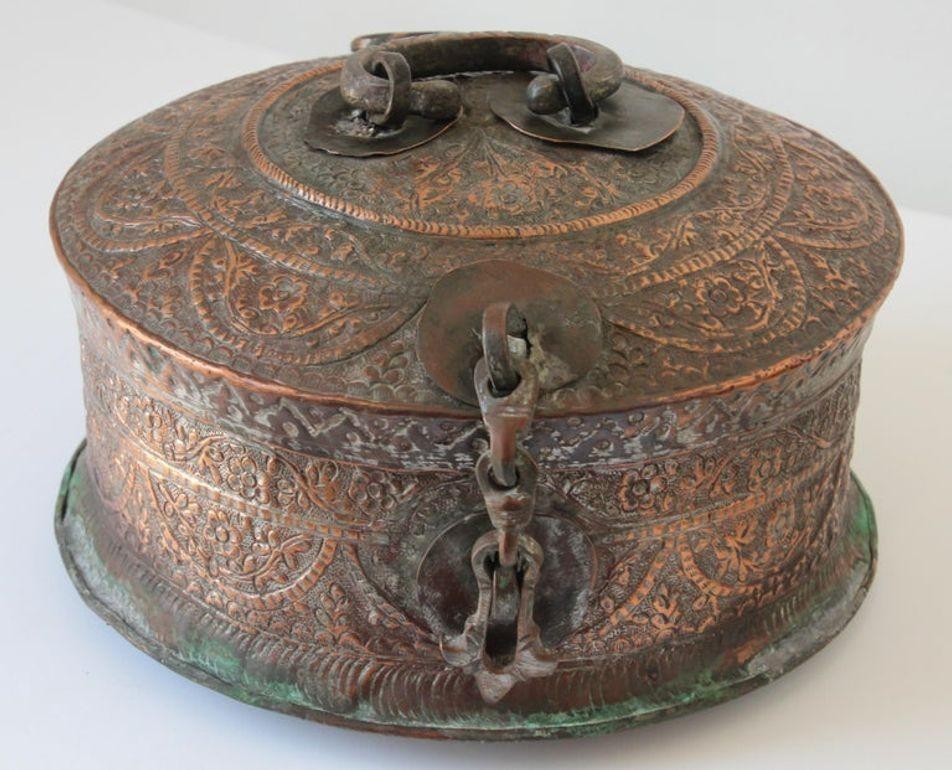 Ancienne boîte moghole ronde d'Asie du Sud en cuivre teinté avec couvercle Inde 19ème siècle en vente 8