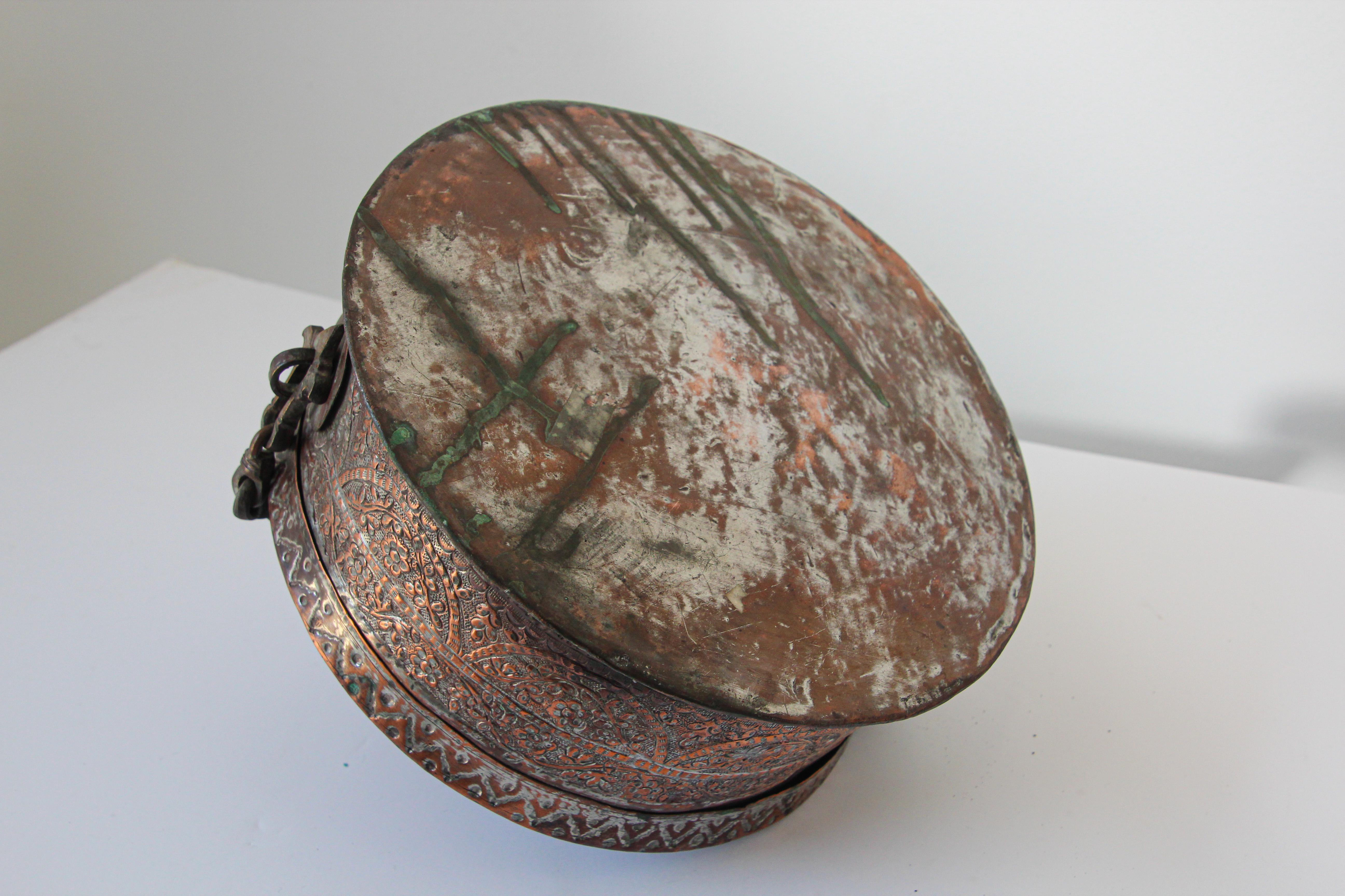 Grande boîte ronde décorative indienne moghole en cuivre avec couvercle en vente 10
