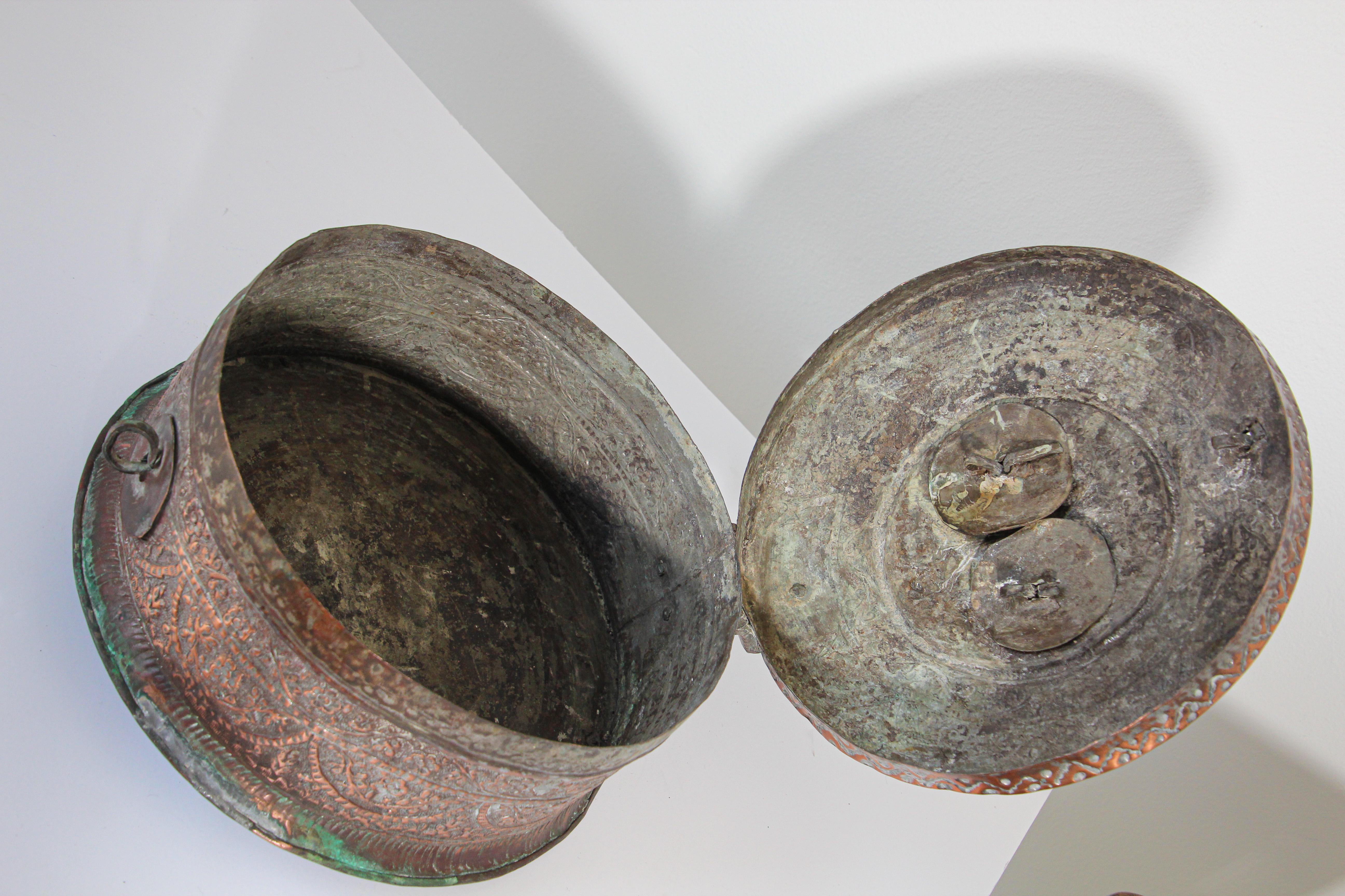 Grande boîte ronde décorative indienne moghole en cuivre avec couvercle en vente 11