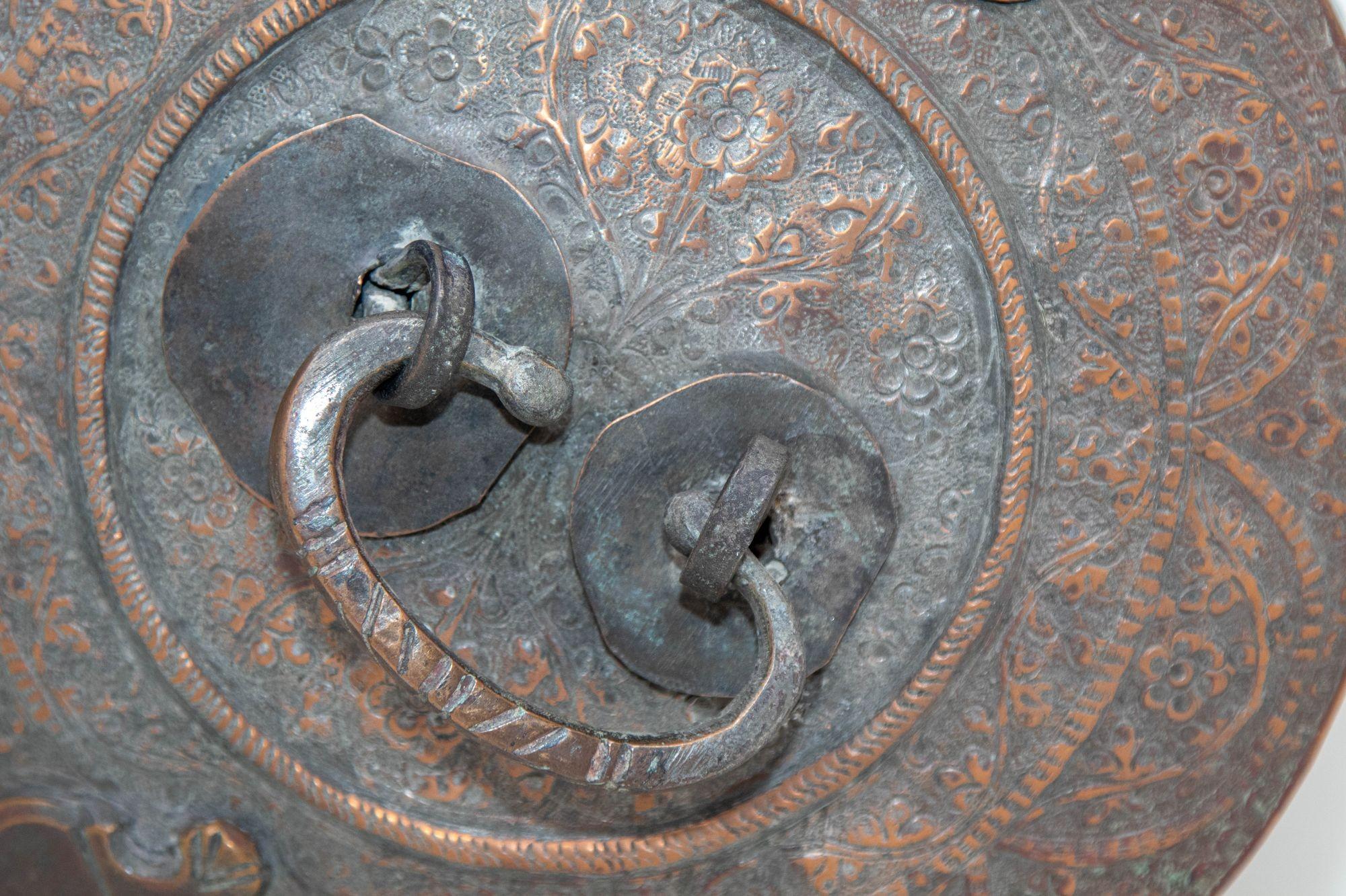 Ancienne boîte moghole ronde d'Asie du Sud en cuivre teinté avec couvercle Inde 19ème siècle en vente 11