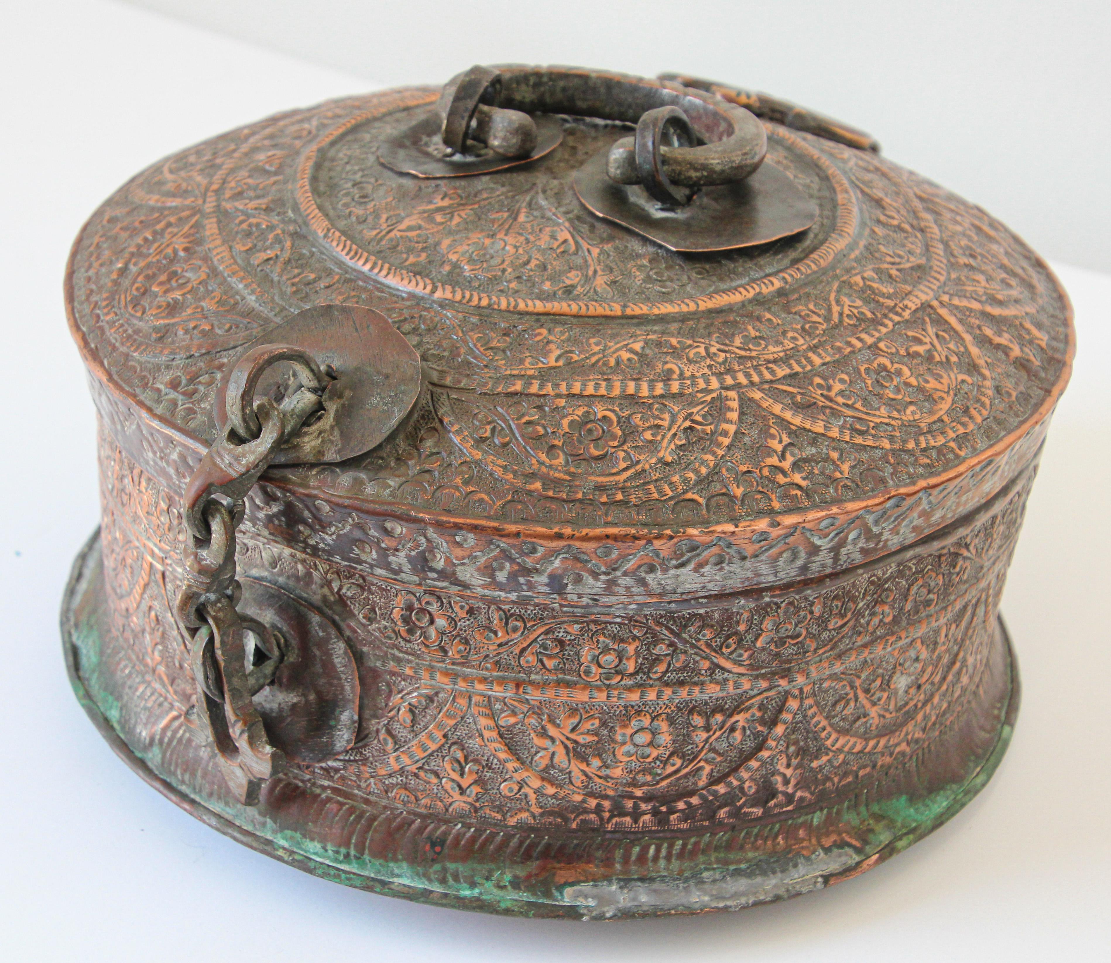 Grande boîte ronde décorative indienne moghole en cuivre avec couvercle en vente 12