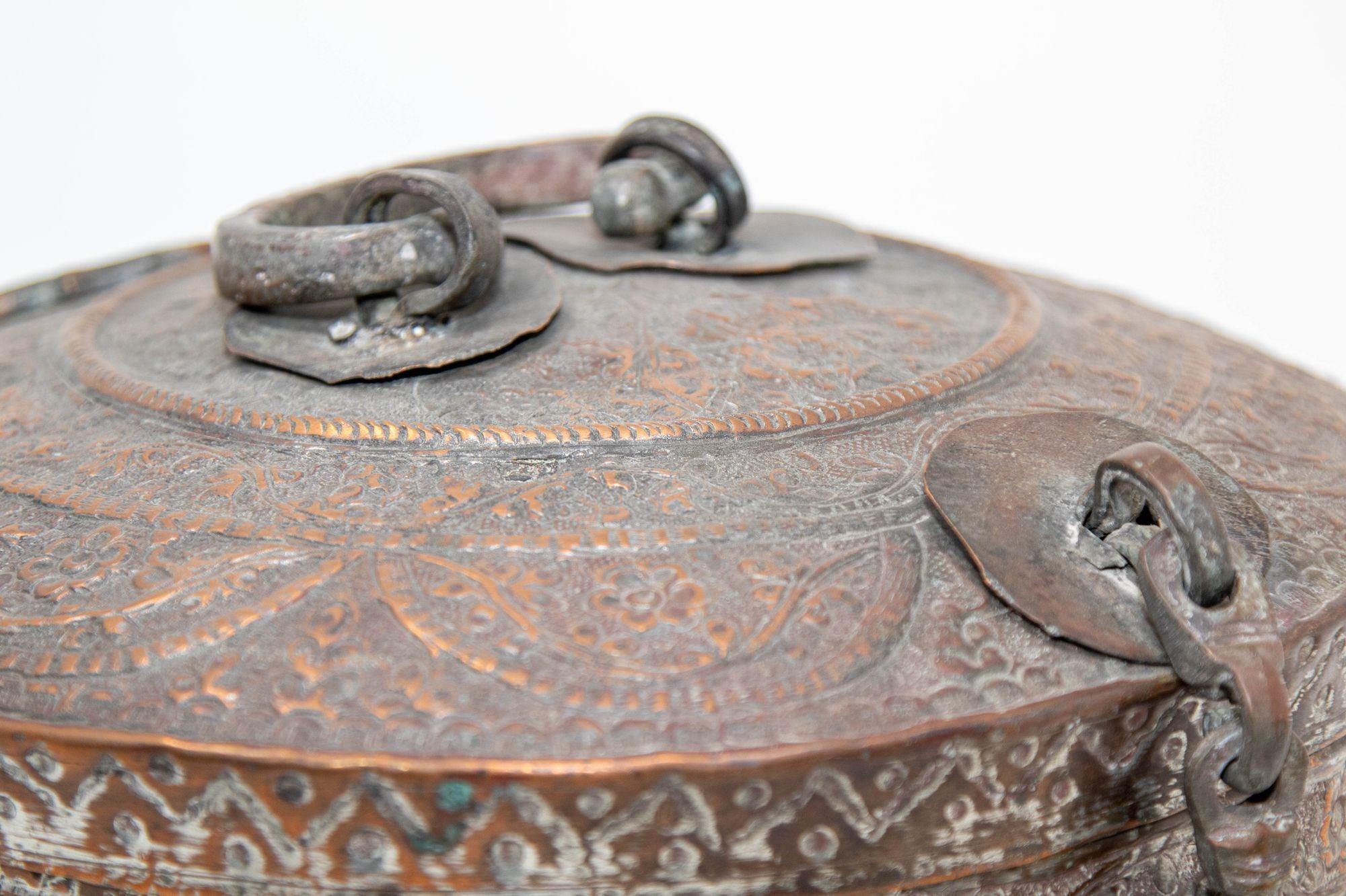 Ancienne boîte moghole ronde d'Asie du Sud en cuivre teinté avec couvercle Inde 19ème siècle en vente 12