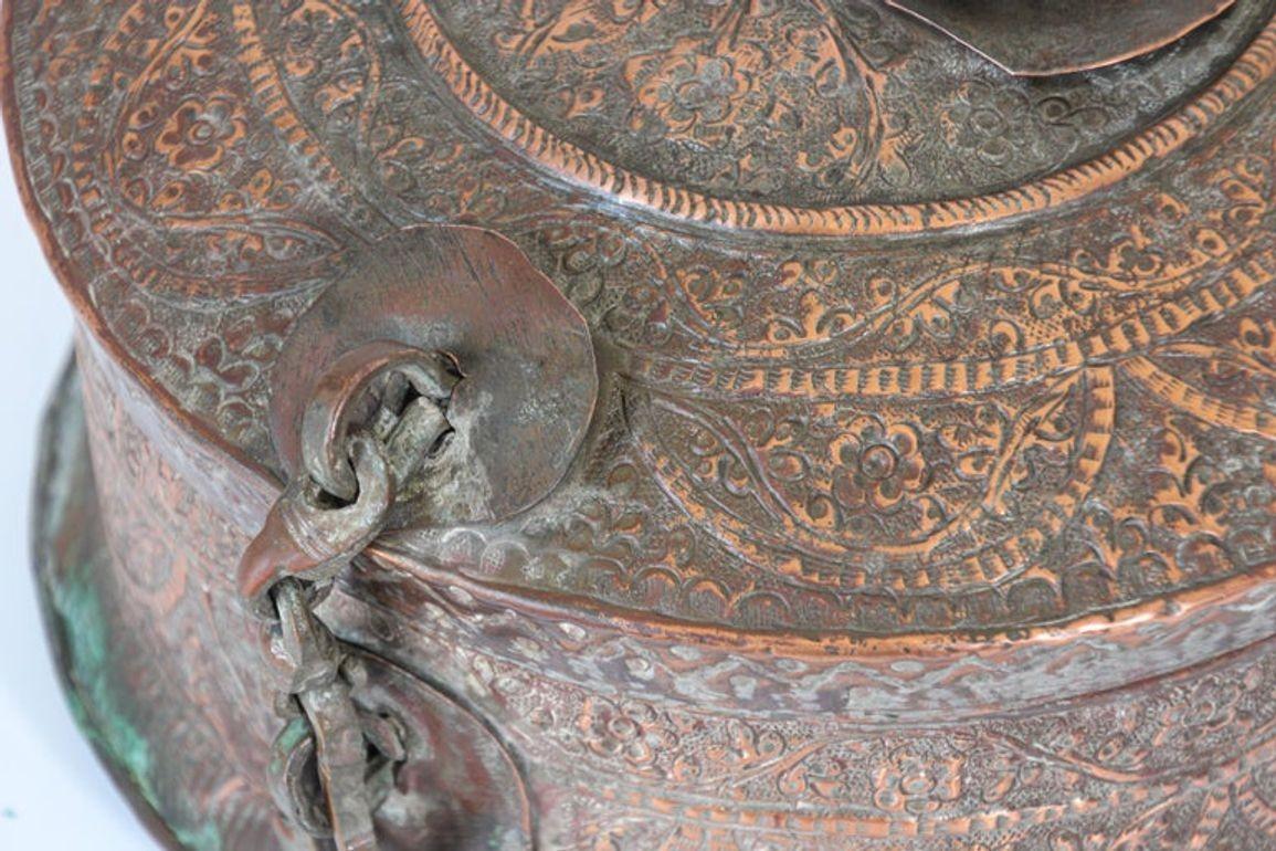 Agra Ancienne boîte moghole ronde d'Asie du Sud en cuivre teinté avec couvercle Inde 19ème siècle en vente