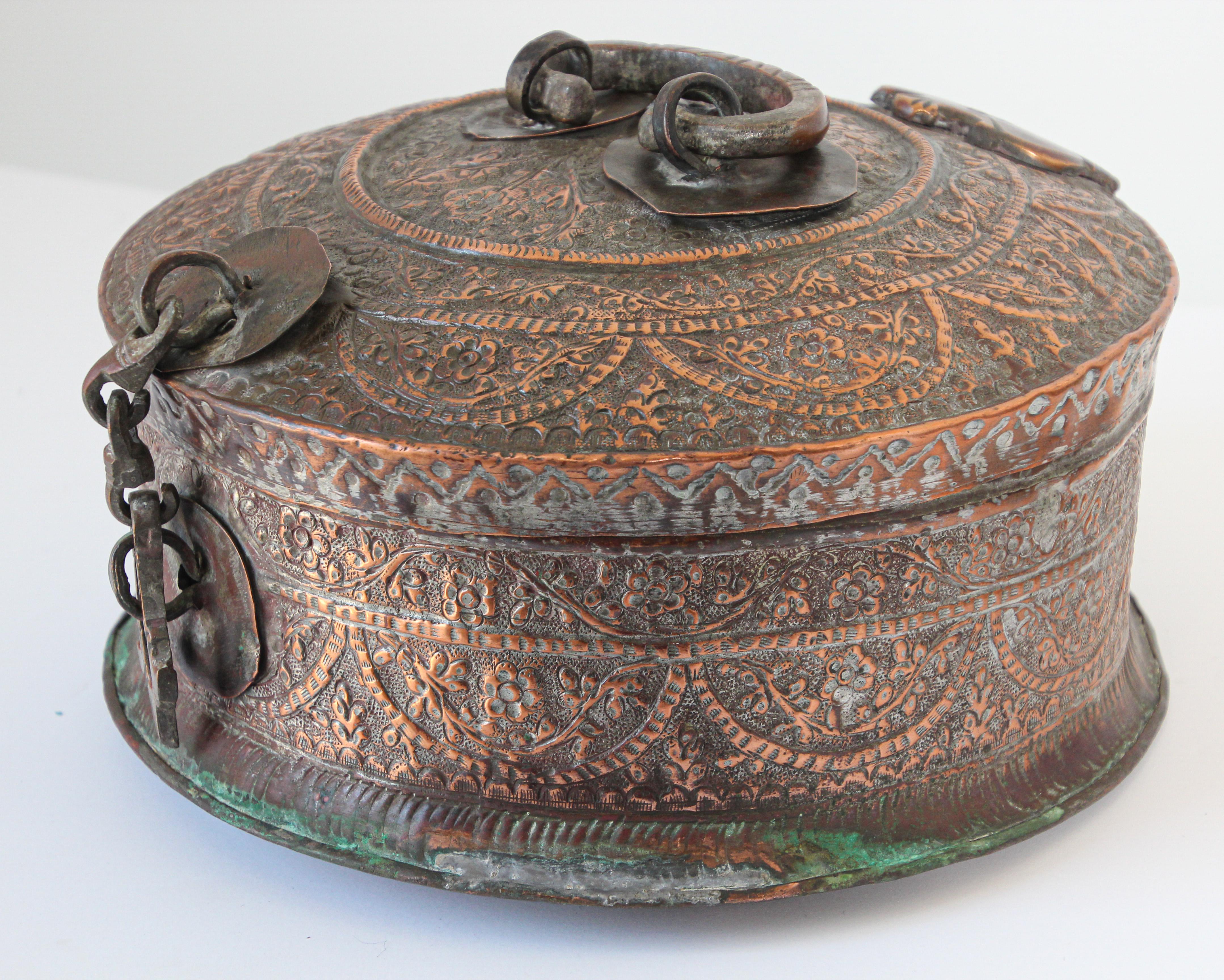 Indien Grande boîte ronde décorative indienne moghole en cuivre avec couvercle en vente