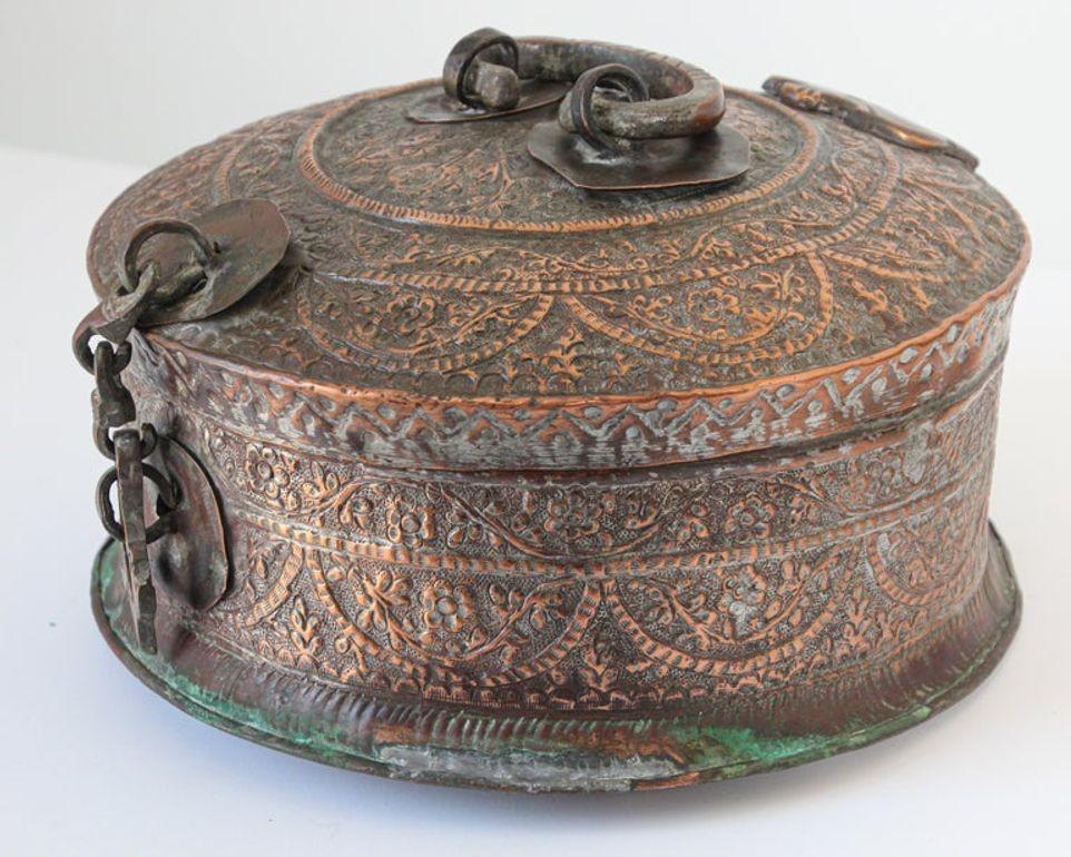 Indien Ancienne boîte moghole ronde d'Asie du Sud en cuivre teinté avec couvercle Inde 19ème siècle en vente