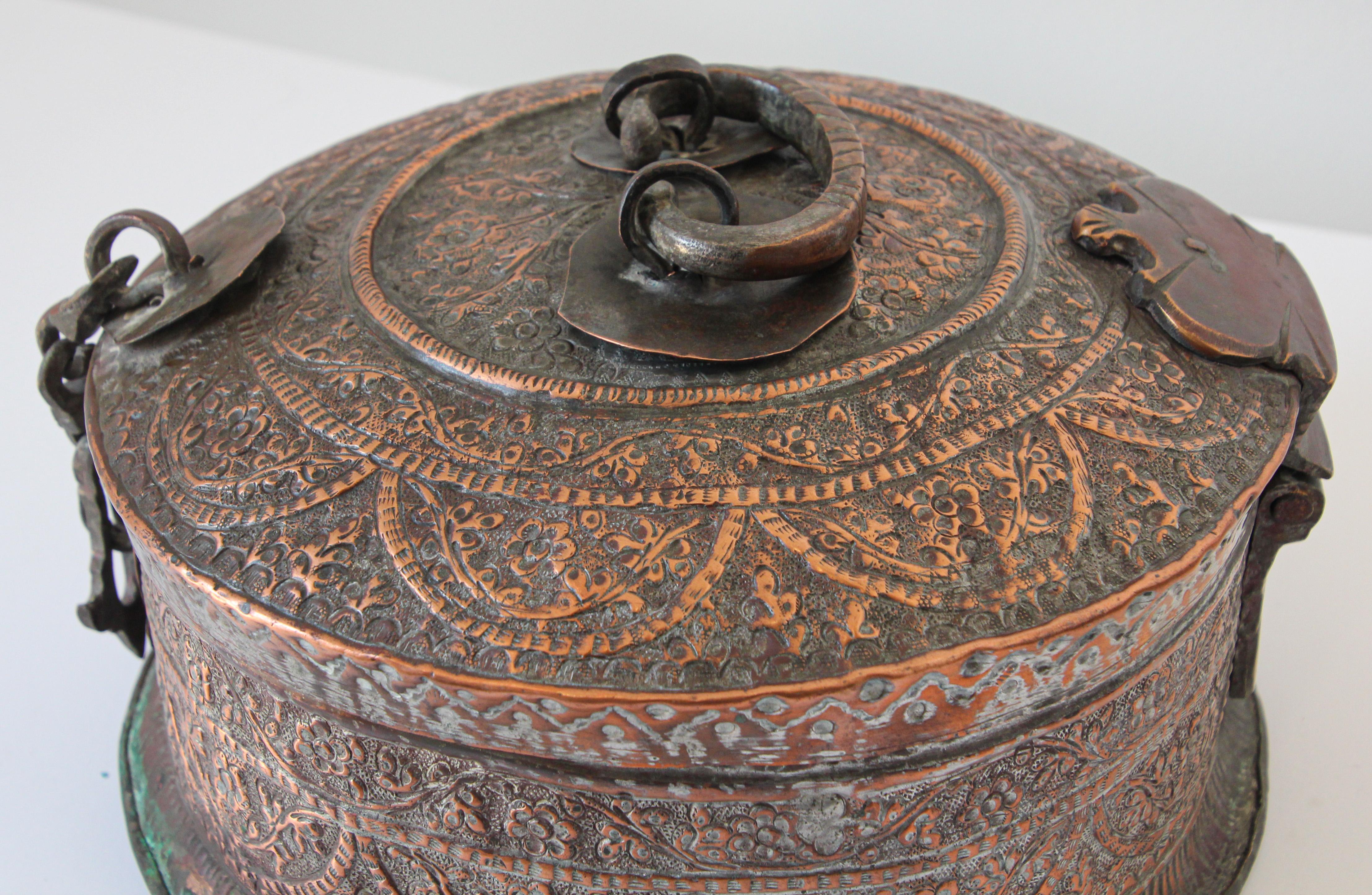 Martelé Grande boîte ronde décorative indienne moghole en cuivre avec couvercle en vente