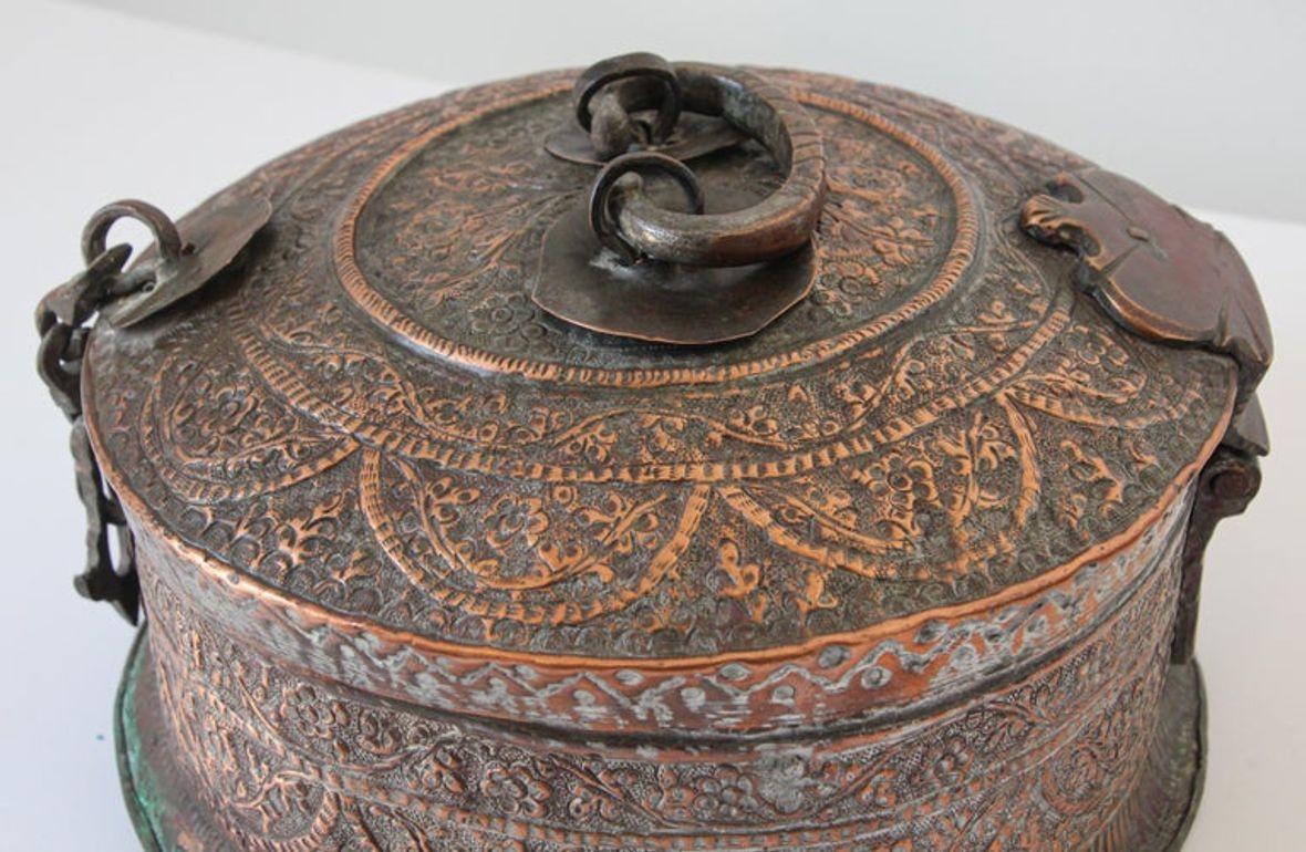 Martelé Ancienne boîte moghole ronde d'Asie du Sud en cuivre teinté avec couvercle Inde 19ème siècle en vente
