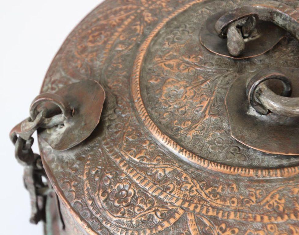 Ancienne boîte moghole ronde d'Asie du Sud en cuivre teinté avec couvercle Inde 19ème siècle Bon état - En vente à North Hollywood, CA