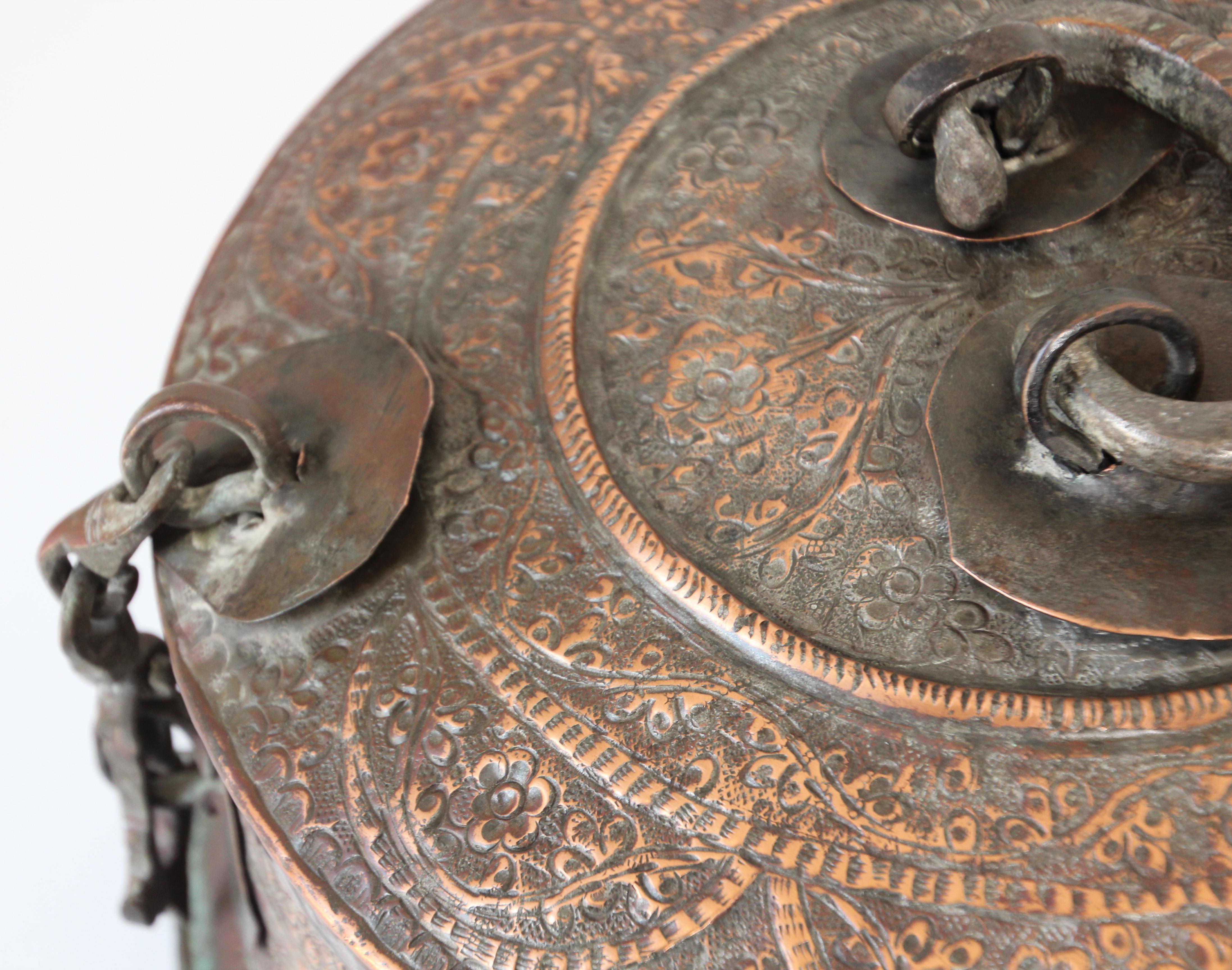 20ième siècle Grande boîte ronde décorative indienne moghole en cuivre avec couvercle en vente