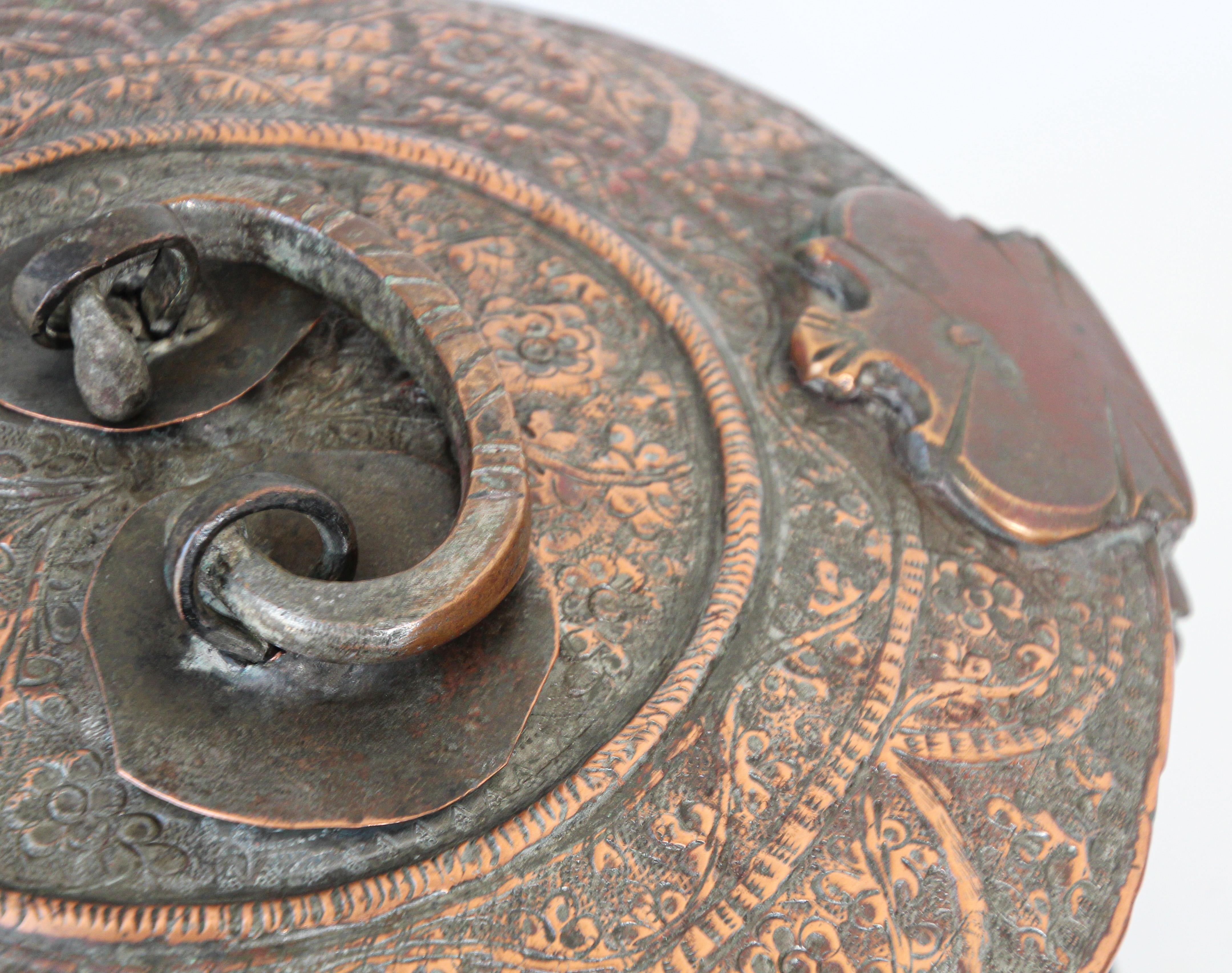 Métal Grande boîte ronde décorative indienne moghole en cuivre avec couvercle en vente