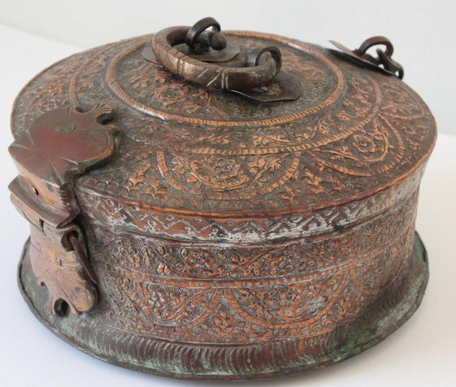 Métal Ancienne boîte moghole ronde d'Asie du Sud en cuivre teinté avec couvercle Inde 19ème siècle en vente