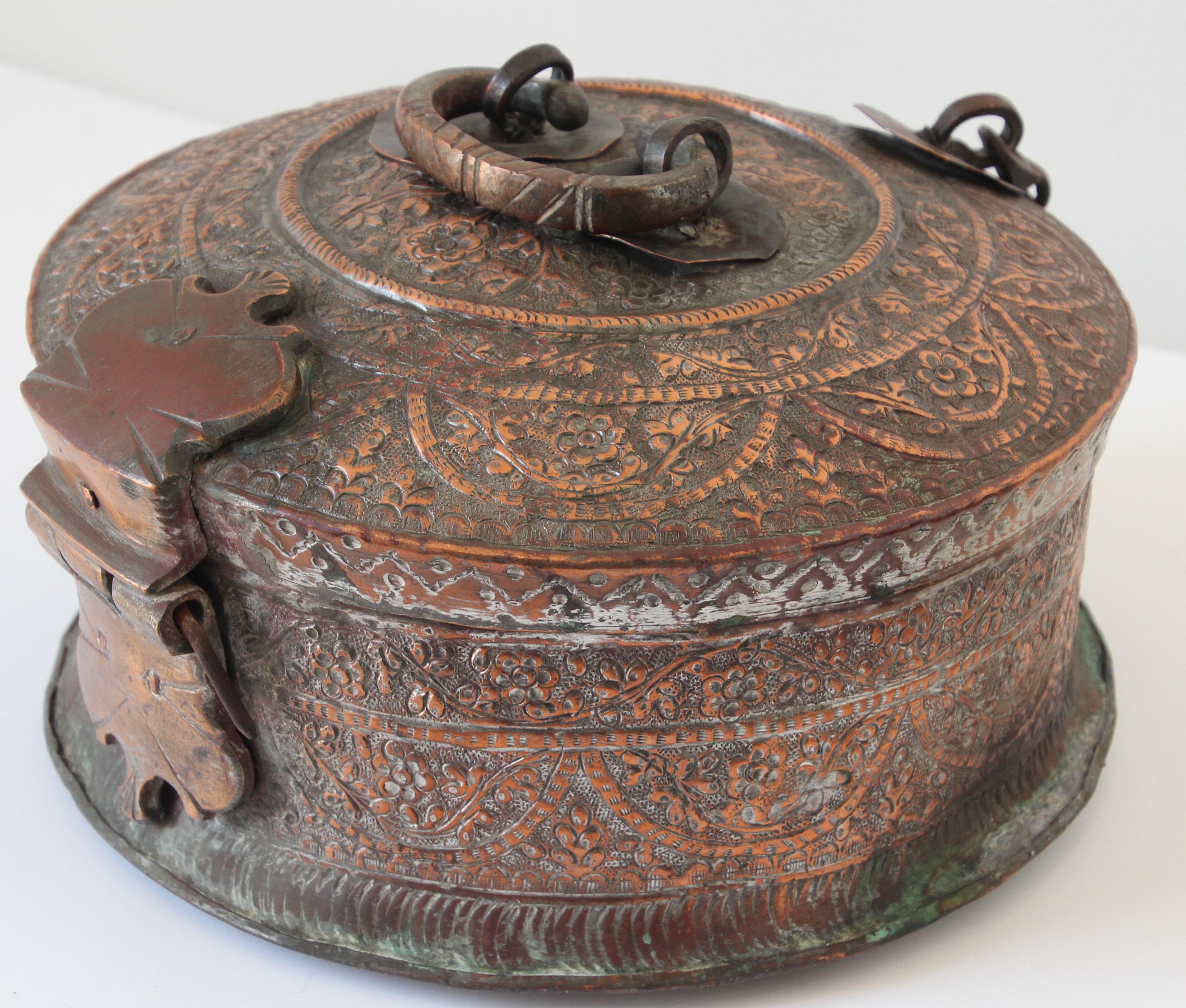 Grande boîte ronde décorative indienne moghole en cuivre avec couvercle en vente 1