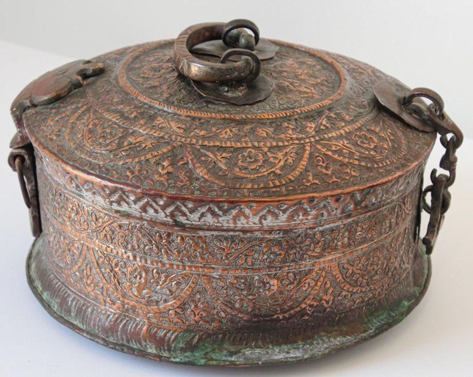 Ancienne boîte moghole ronde d'Asie du Sud en cuivre teinté avec couvercle Inde 19ème siècle en vente 1