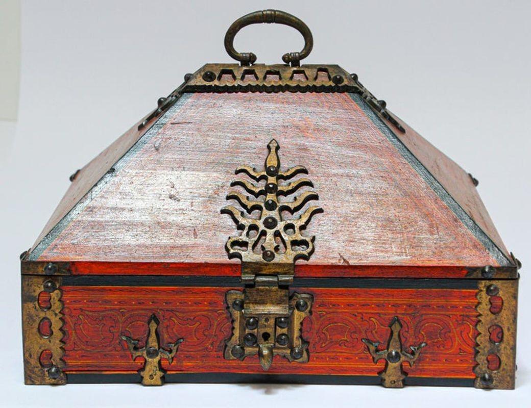 Large Jewelry Dowry Box Lacquered Teak and Brass India 1900 For Sale 3