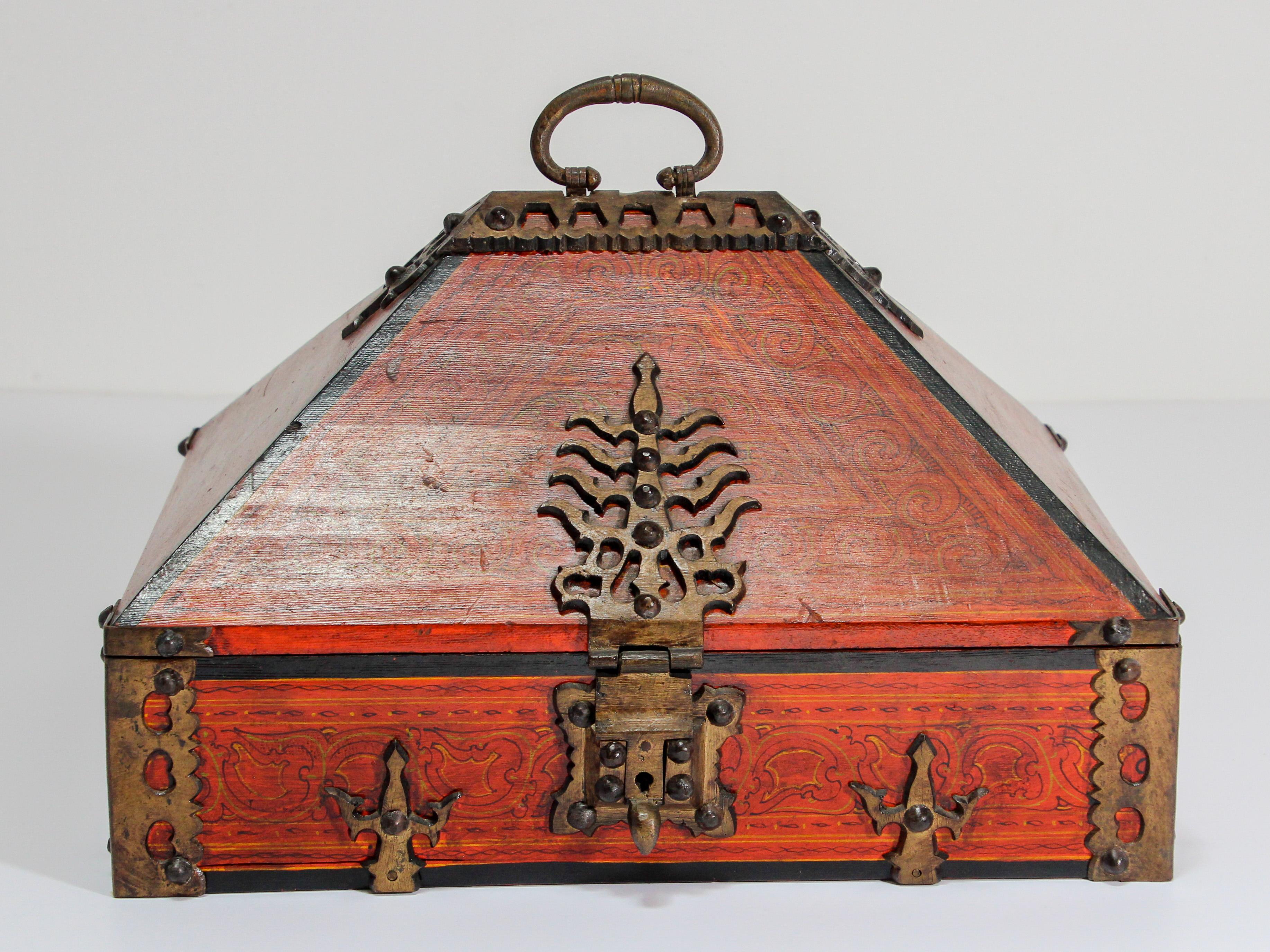 Große Mitgiftbox aus Teakholz mit Messing, spätes 19. Jahrhundert, Indien.
Indische Mitgiftbox aus lackiertem Teakholz mit dekorativem Messing. Diese große ethnische indische Schmuckschatulle ist handbemalt in Rot mit einem Messingdesign, das die